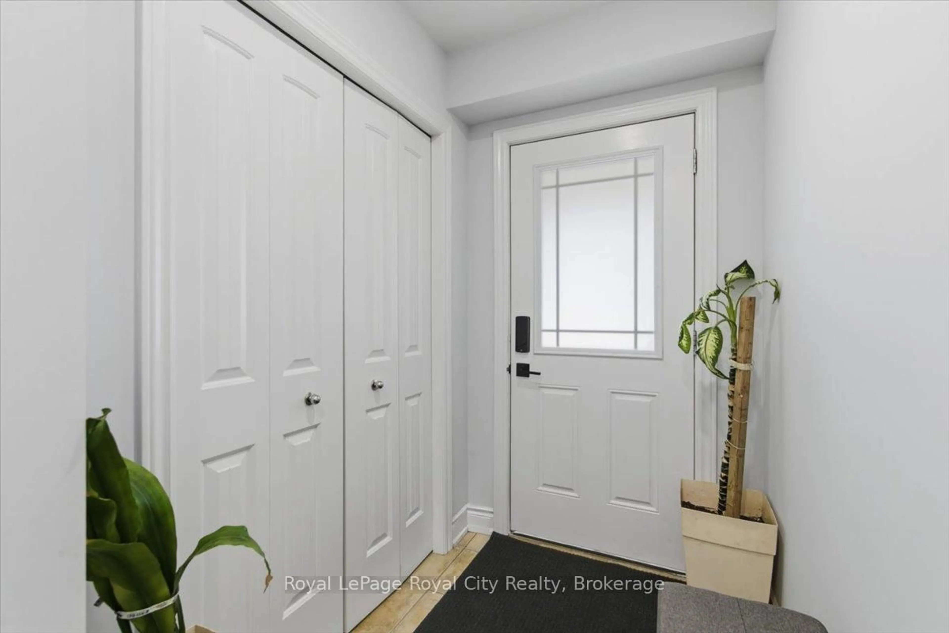 Indoor entryway for 17 Katemore Dr #21, Guelph Ontario N1L 0J2