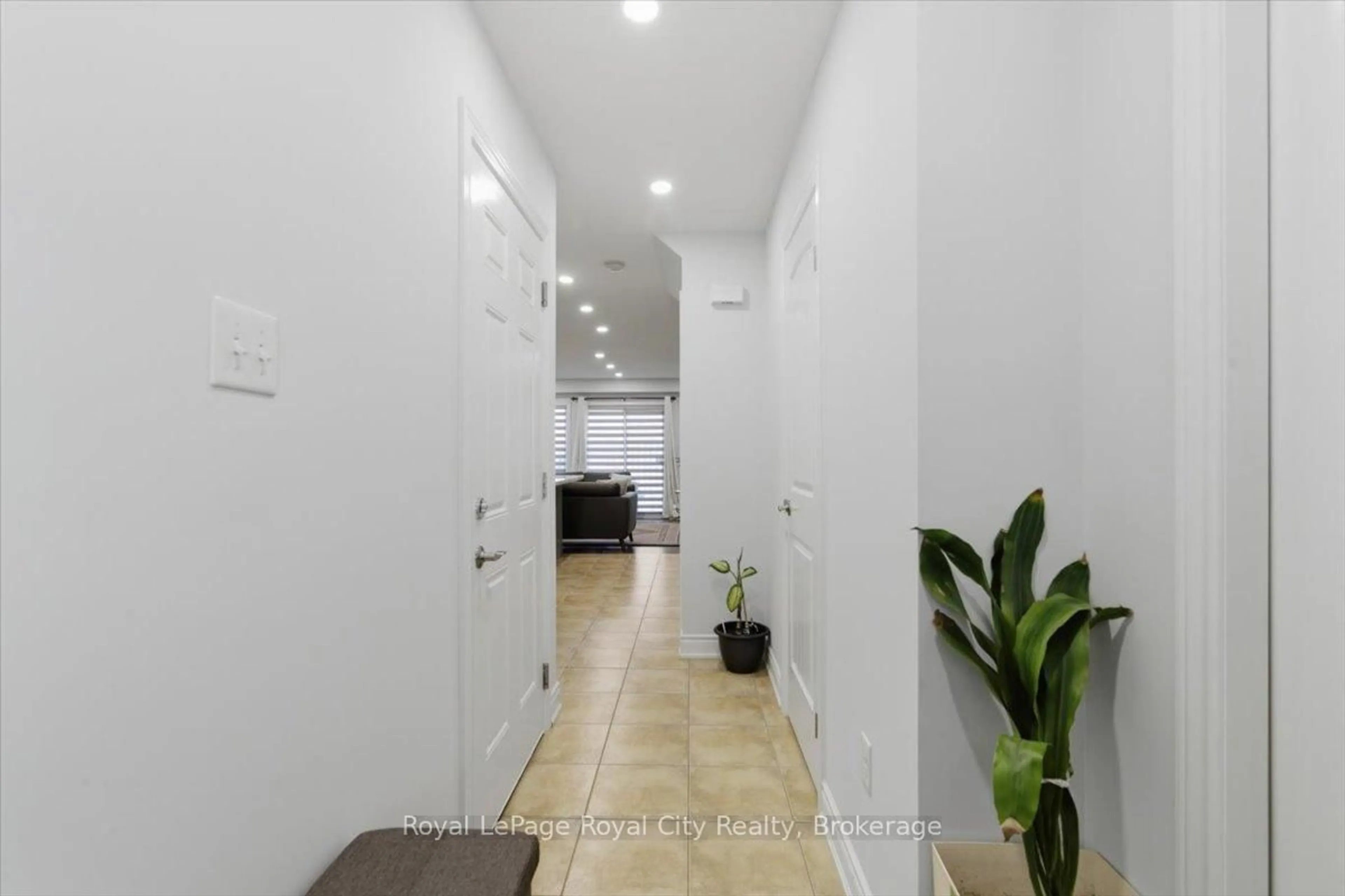 Indoor foyer for 17 Katemore Dr #21, Guelph Ontario N1L 0J2