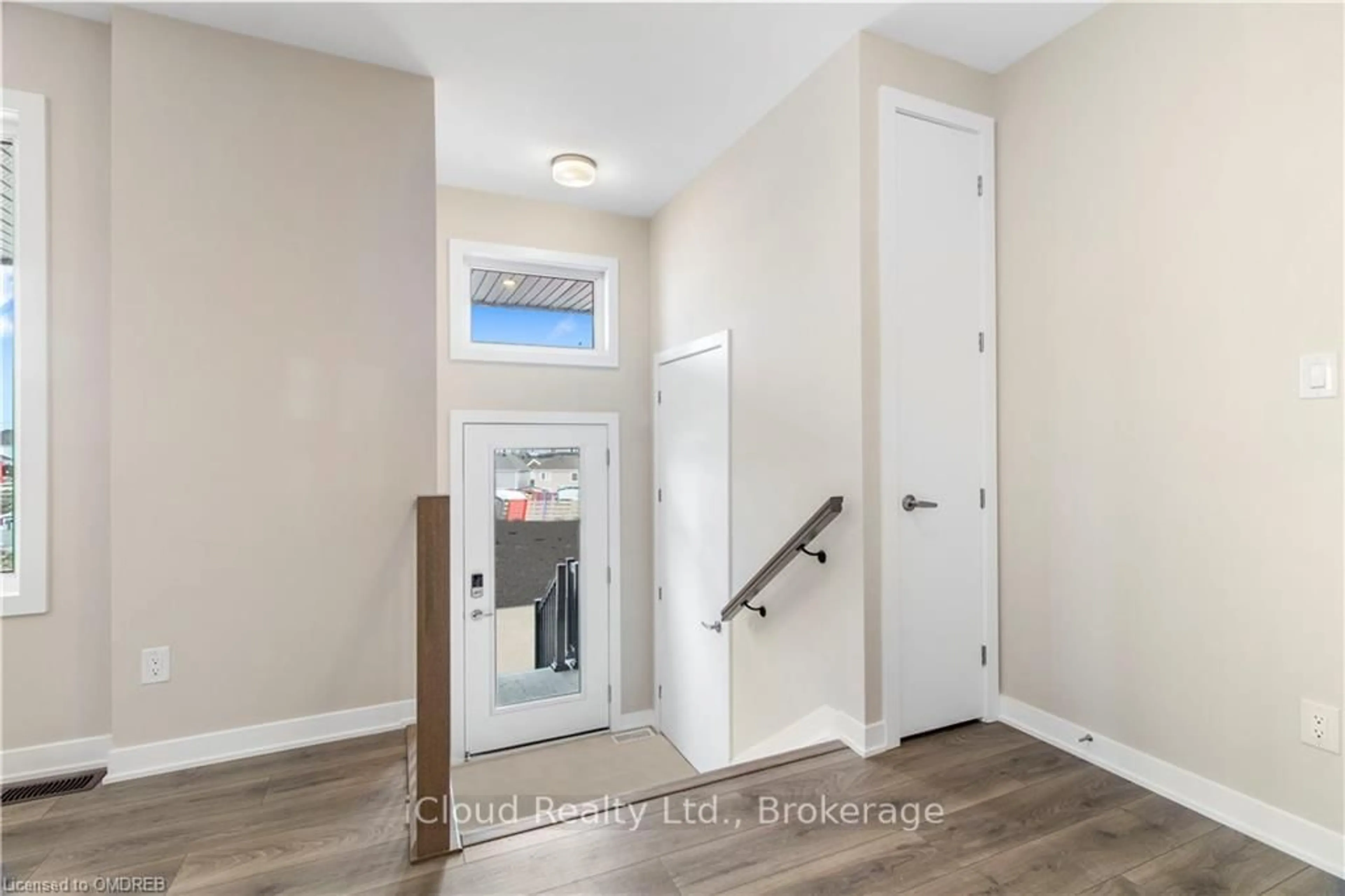Indoor entryway for 318 Catsfoot Walk, Ottawa Ontario K2J 7G9