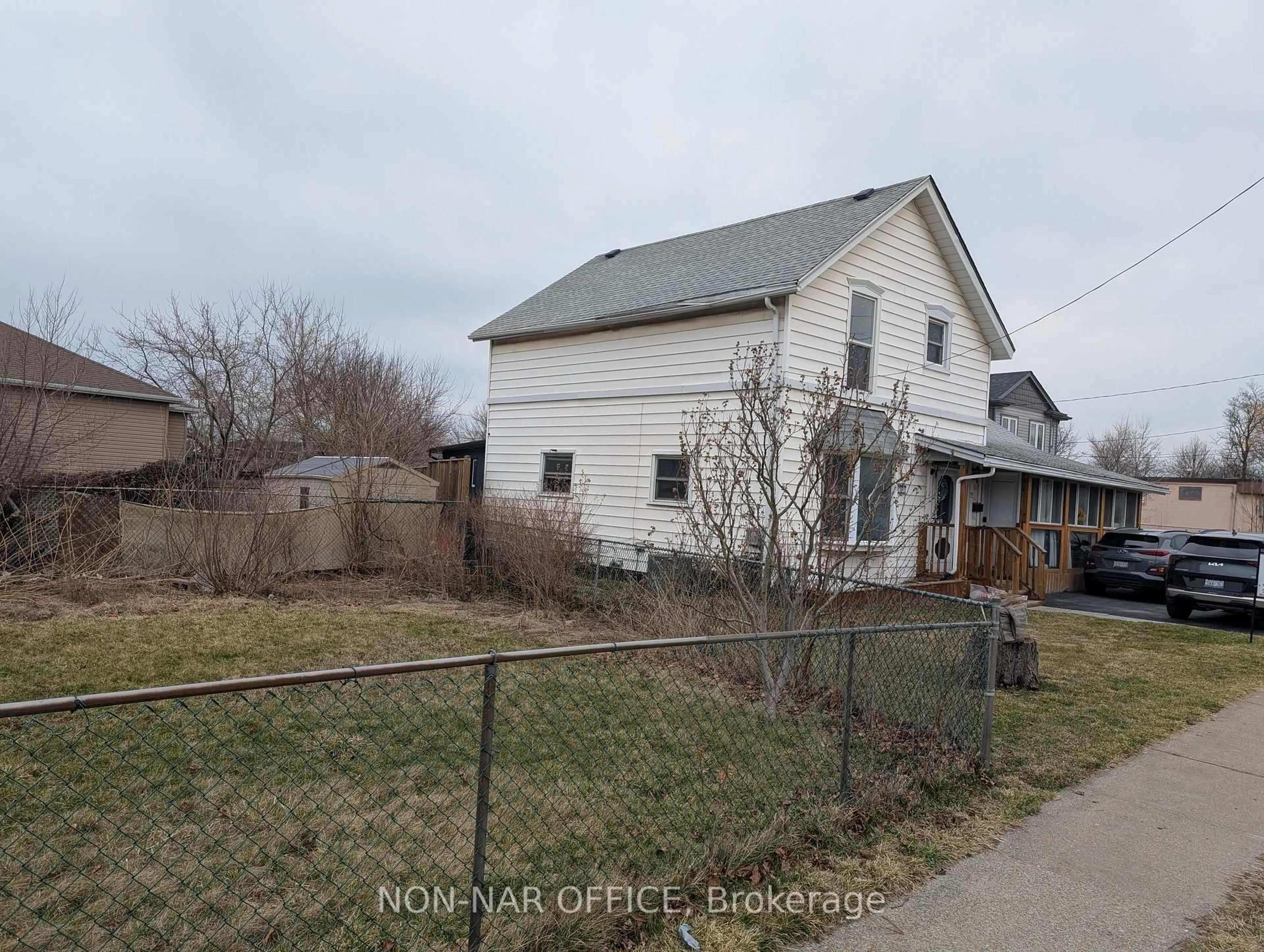 A pic from outside/outdoor area/front of a property/back of a property/a pic from drone, street for 21 Lincoln Ave, St. Catharines Ontario L2P 2C7