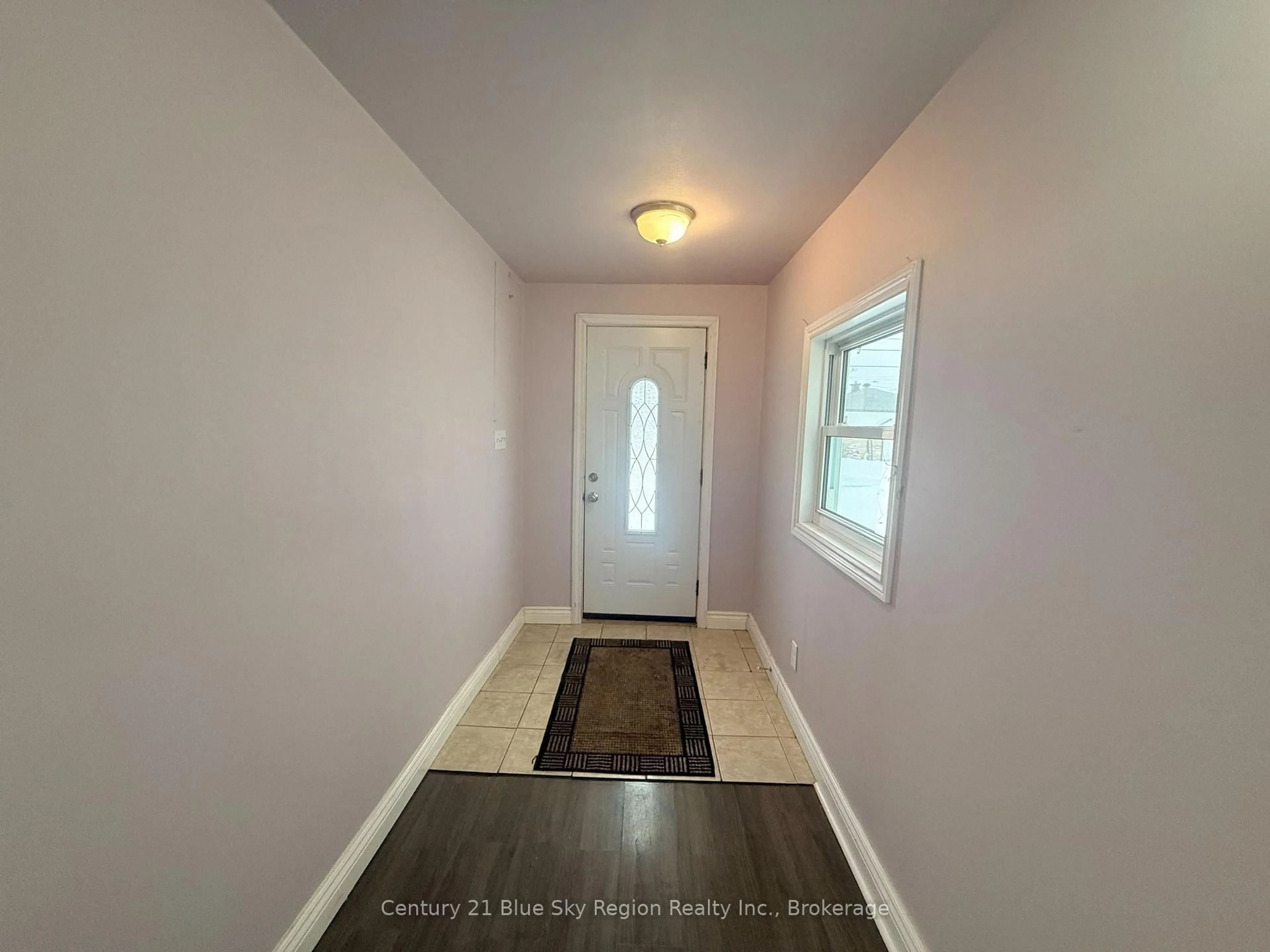 Indoor entryway for 578 McPhail St, North Bay Ontario P1B 5Z2