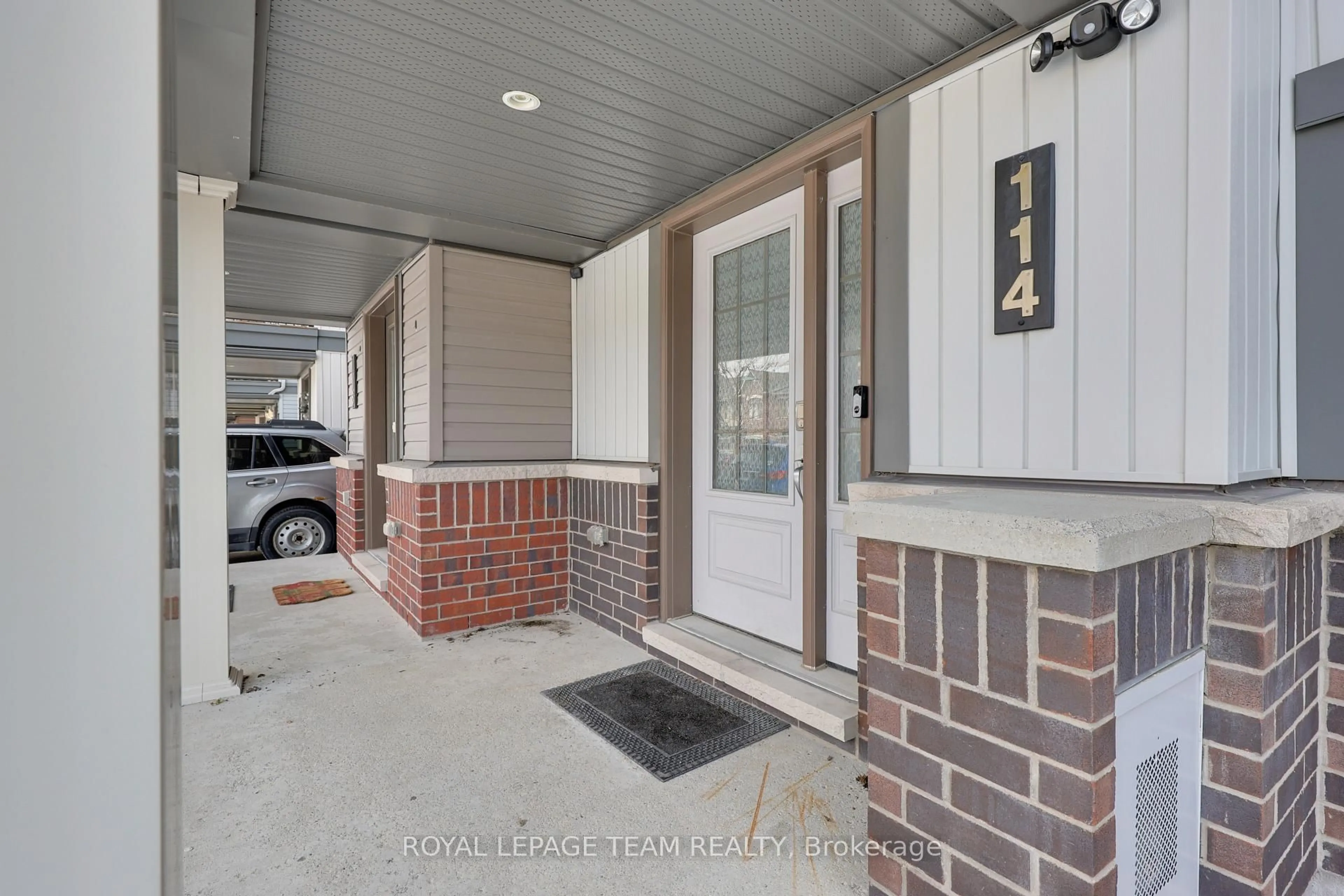Indoor entryway for 114 SWEETWATER Lane, Ottawa Ontario K2T 0L1