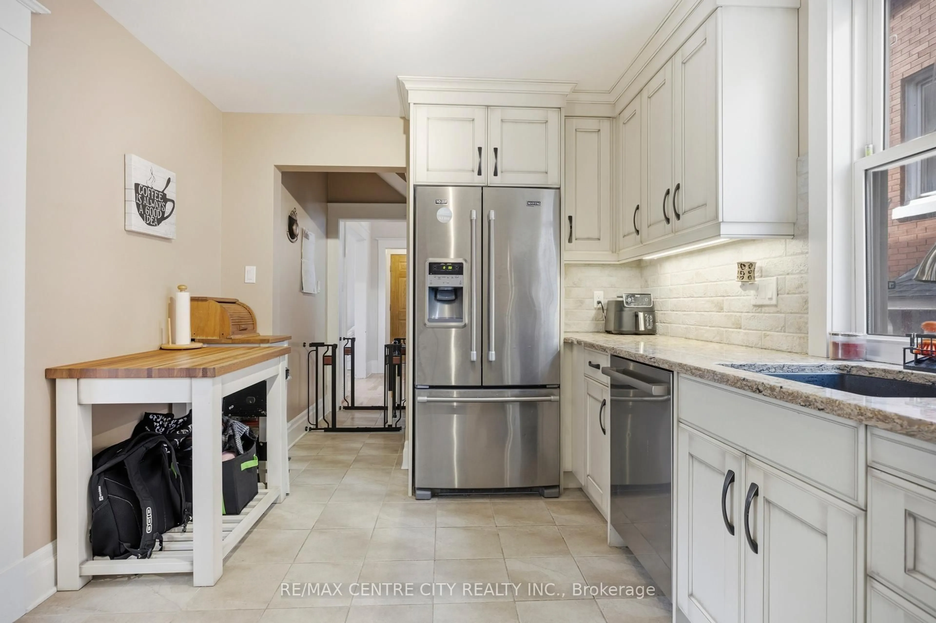 Open concept kitchen, ceramic/tile floor for 3 Margaret St, St. Thomas Ontario N5R 3H5