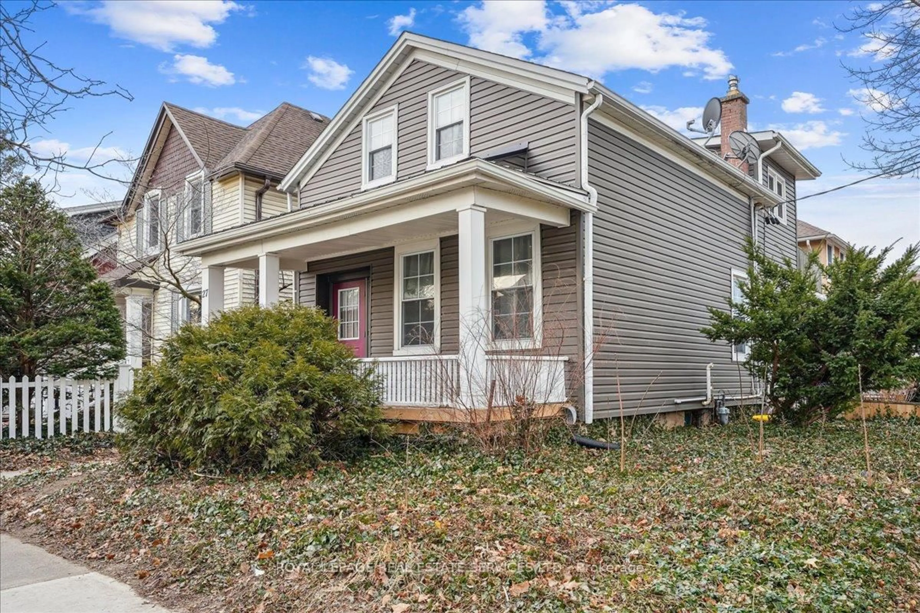 Home with vinyl exterior material, street for 27 George St, St. Catharines Ontario L2R 5N3