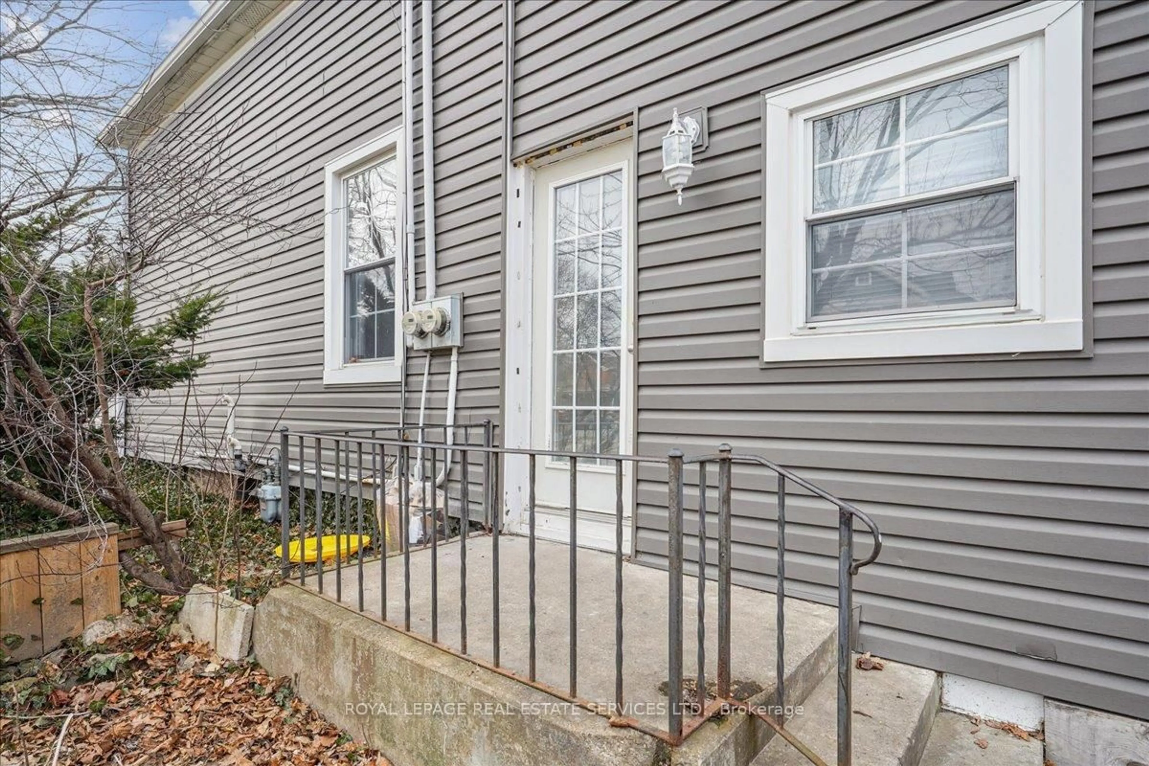 Unknown for 27 George St, St. Catharines Ontario L2R 5N3