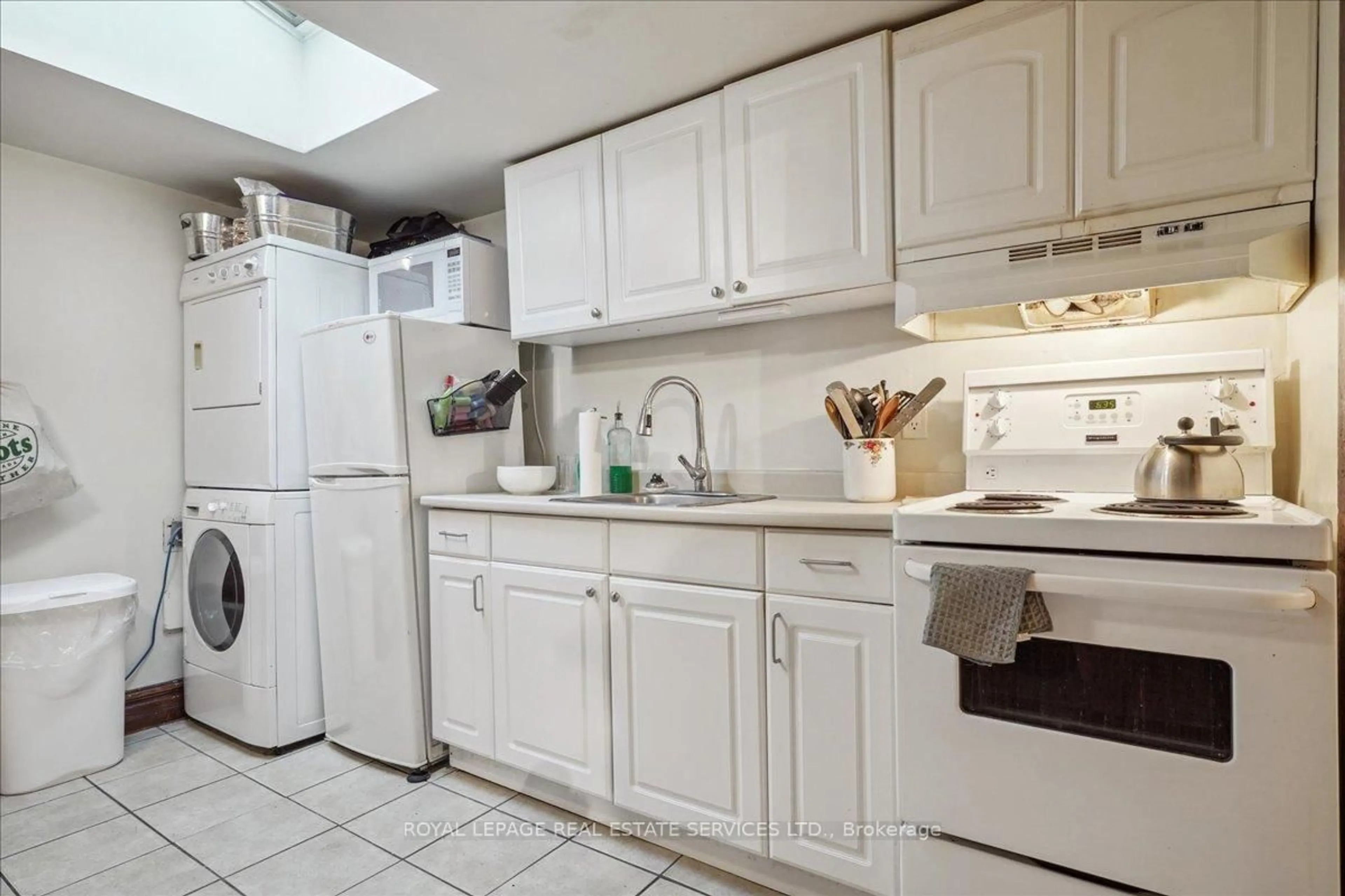 Standard kitchen, ceramic/tile floor for 27 George St, St. Catharines Ontario L2R 5N3