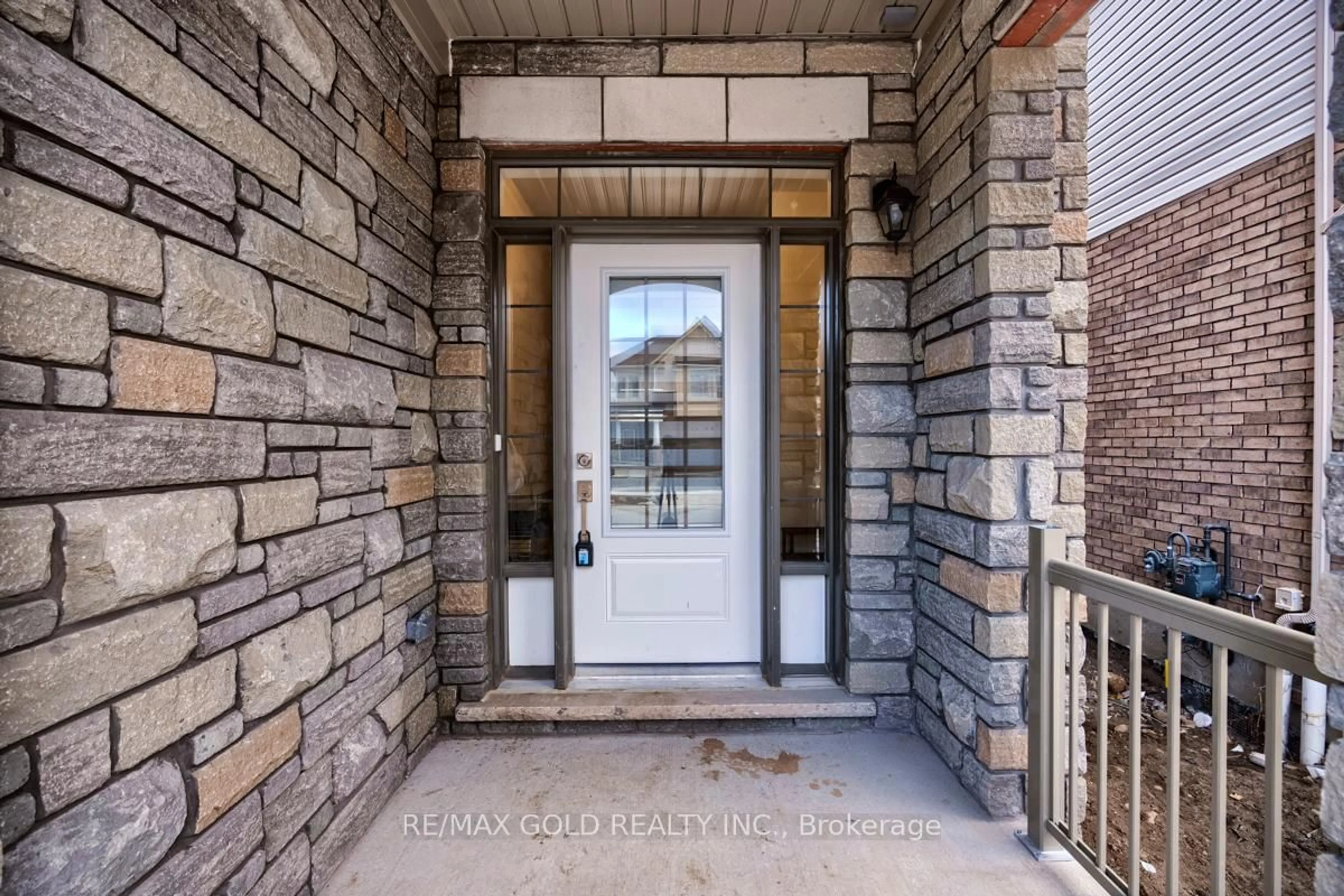 Indoor entryway for 27 Garland Ave, Cambridge Ontario N1T 0E7