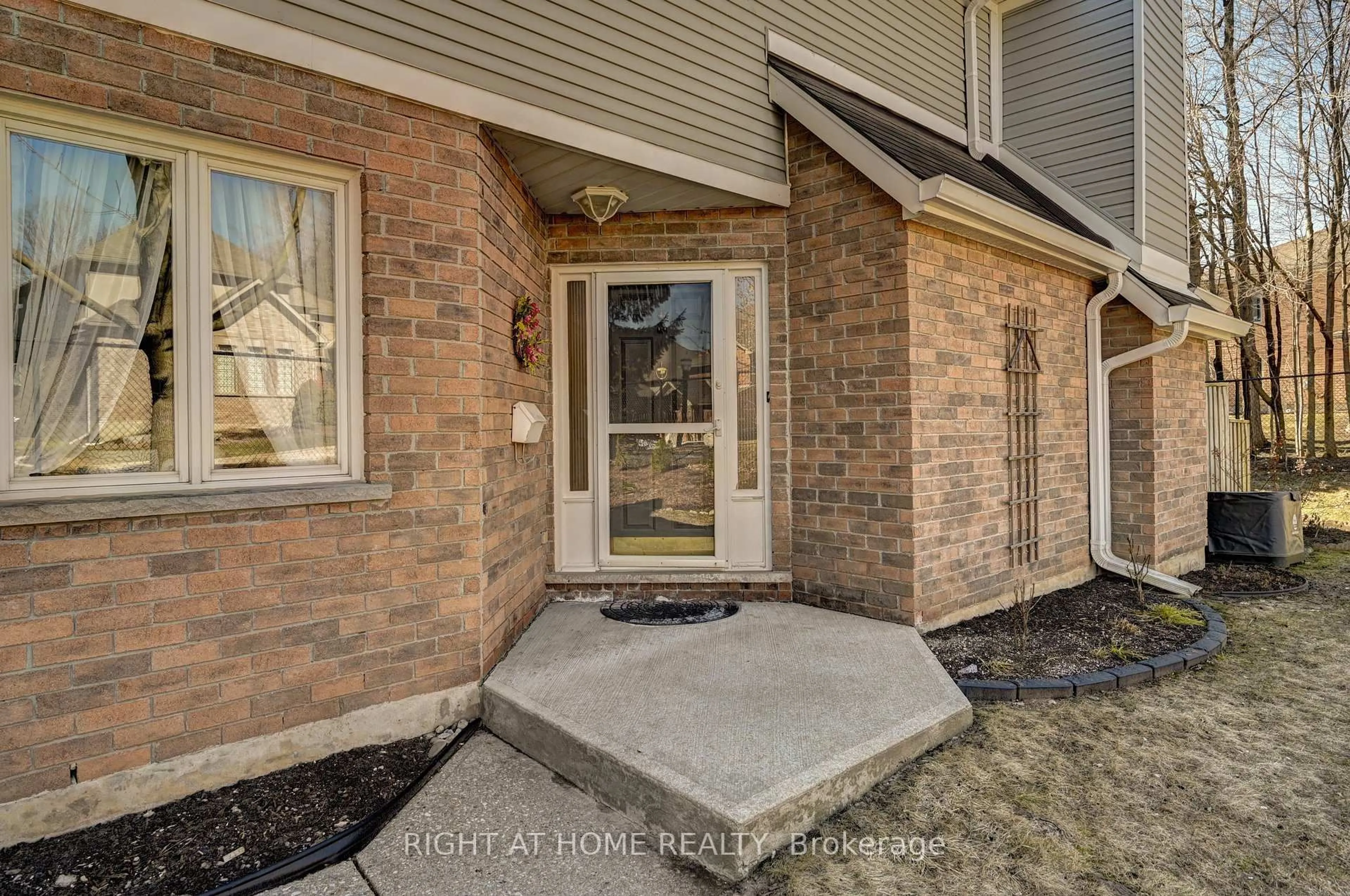 Indoor entryway for 524 Beechwood Dr #10, Waterloo Ontario N2T 2G9