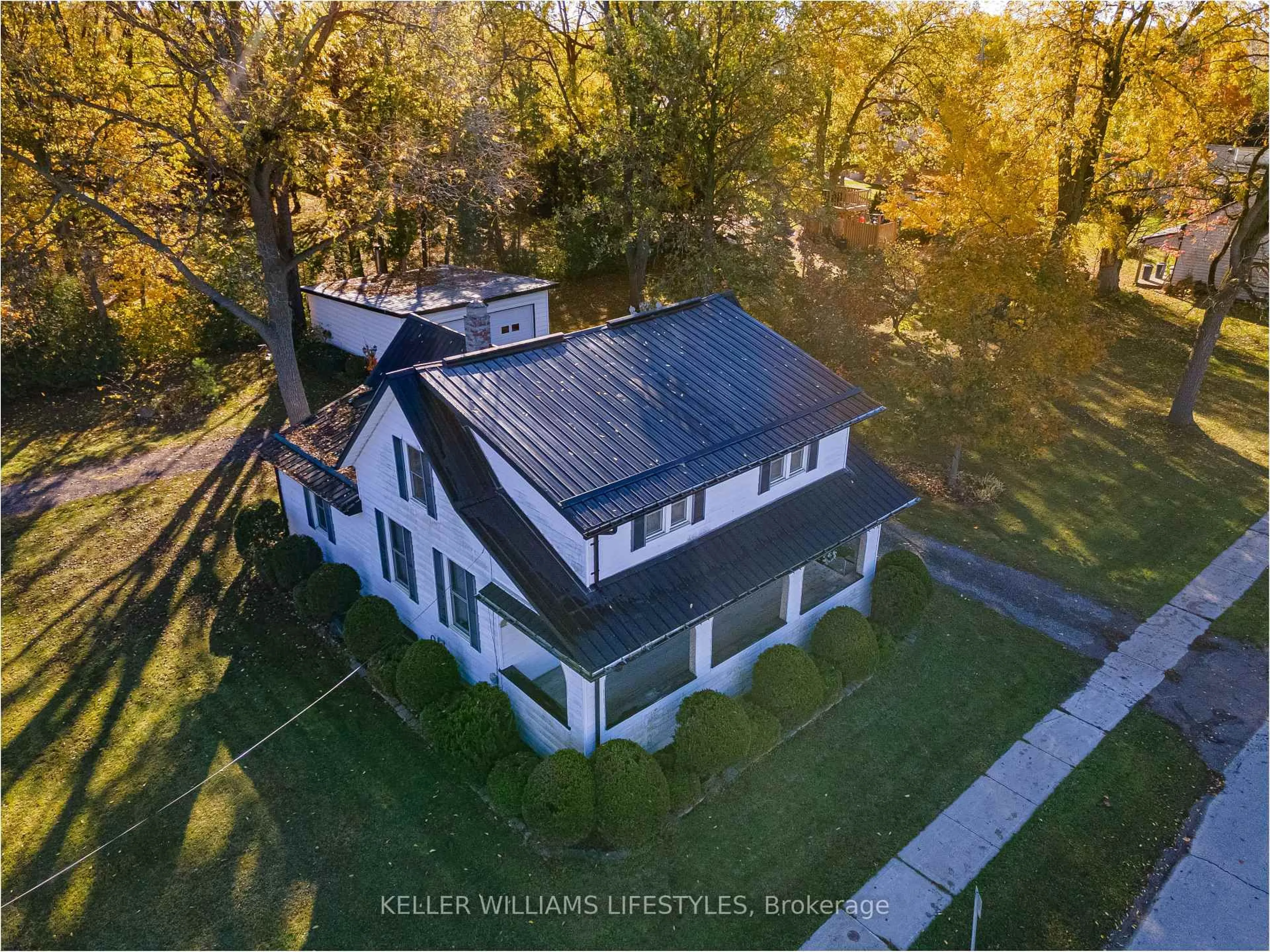 A pic from outside/outdoor area/front of a property/back of a property/a pic from drone, building for 136 Queen St, North Middlesex Ontario N0M 1A0