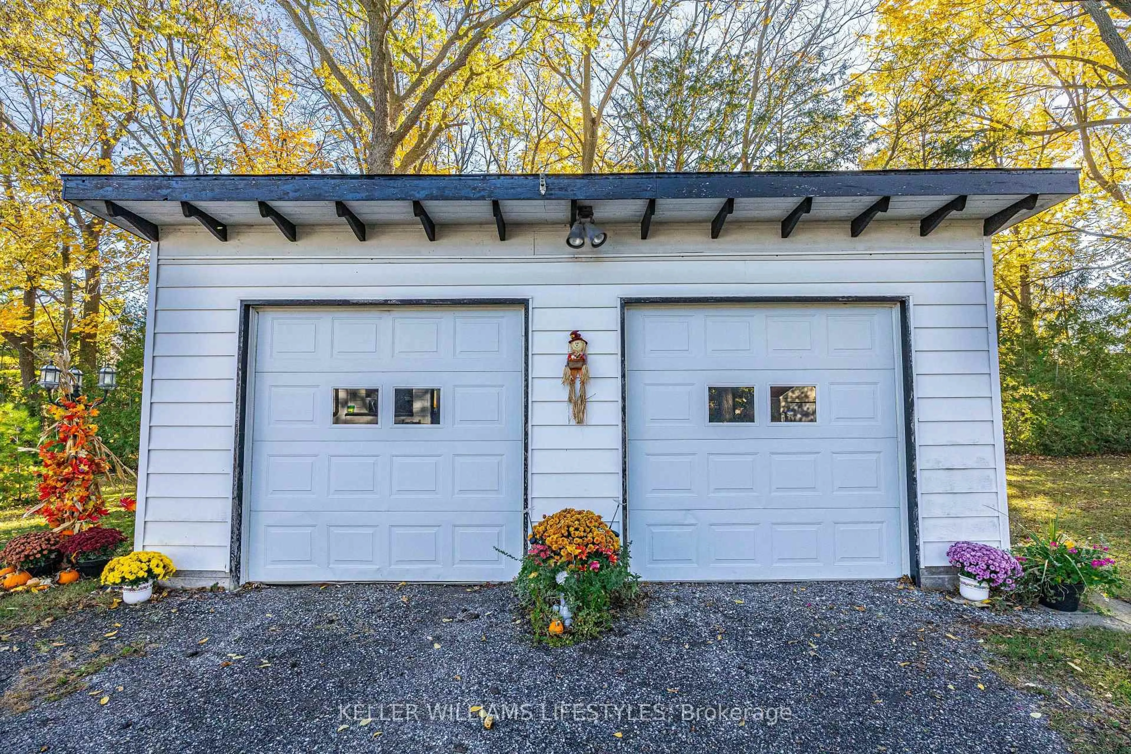 Indoor garage for 136 Queen St, North Middlesex Ontario N0M 1A0