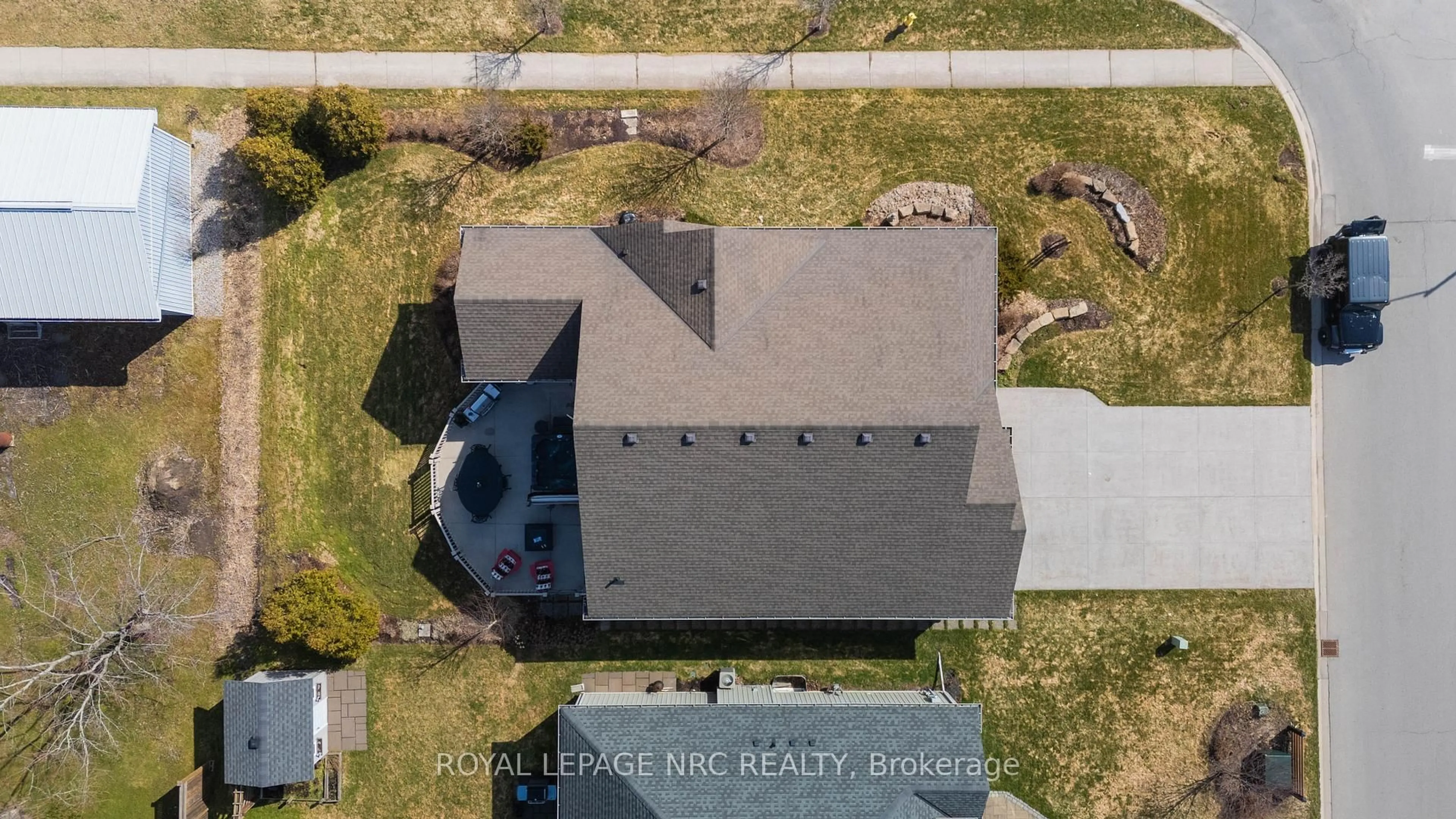 A pic from outside/outdoor area/front of a property/back of a property/a pic from drone, building for 3930 Village Creek Dr, Fort Erie Ontario L0S 1S0