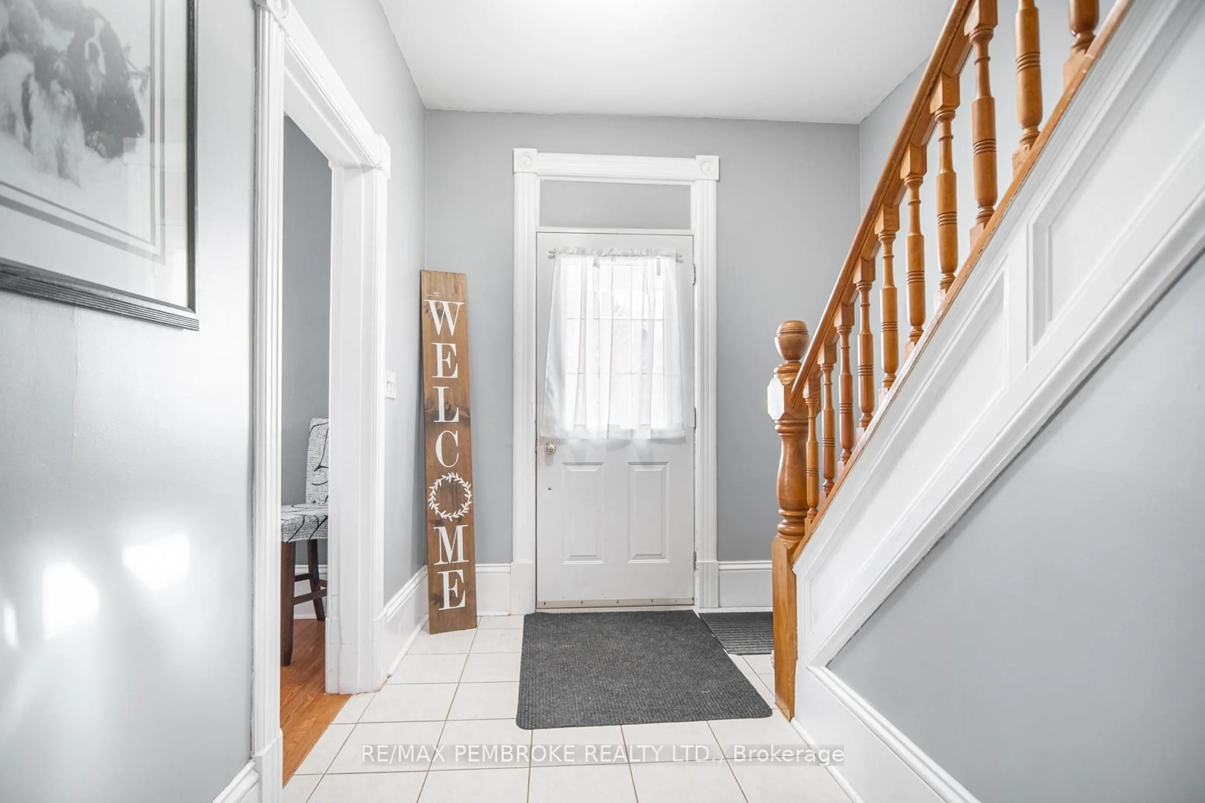 Indoor entryway for 320 Moffat St, Pembroke Ontario K8A 3X5