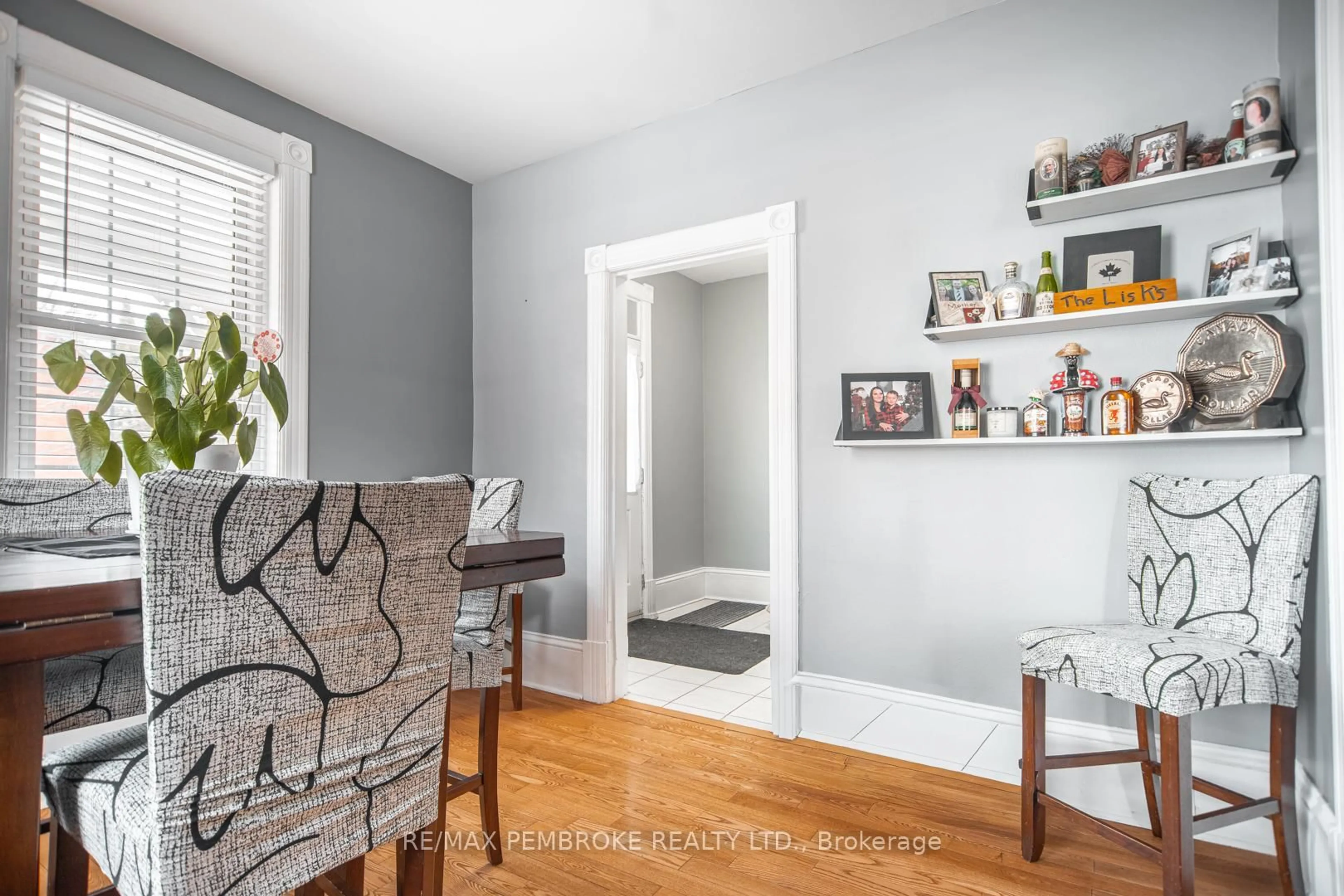 Unknown for 320 Moffat St, Pembroke Ontario K8A 3X5