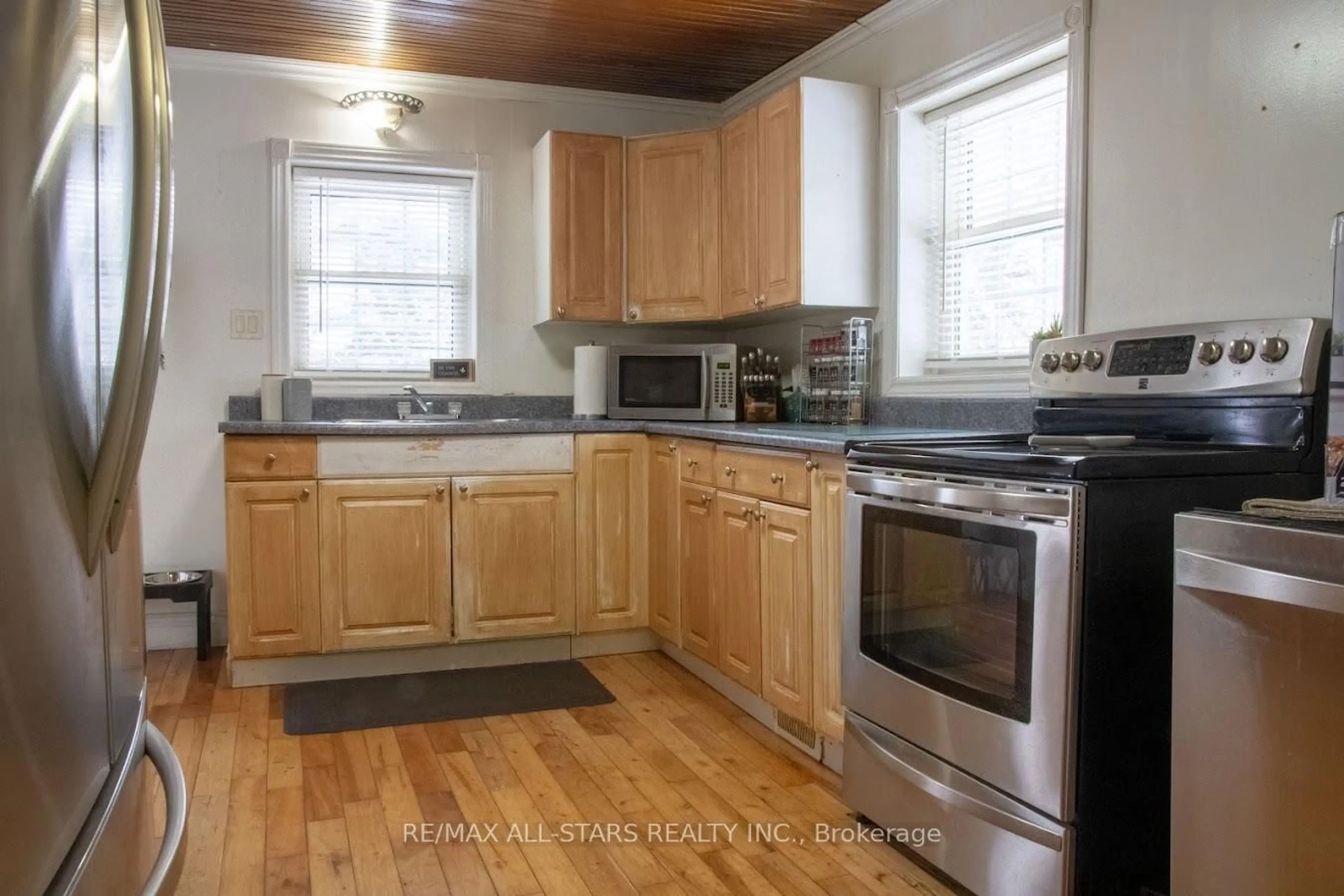 Standard kitchen, wood/laminate floor for 69 Bridge St, Denbigh Ontario K0H 1L0