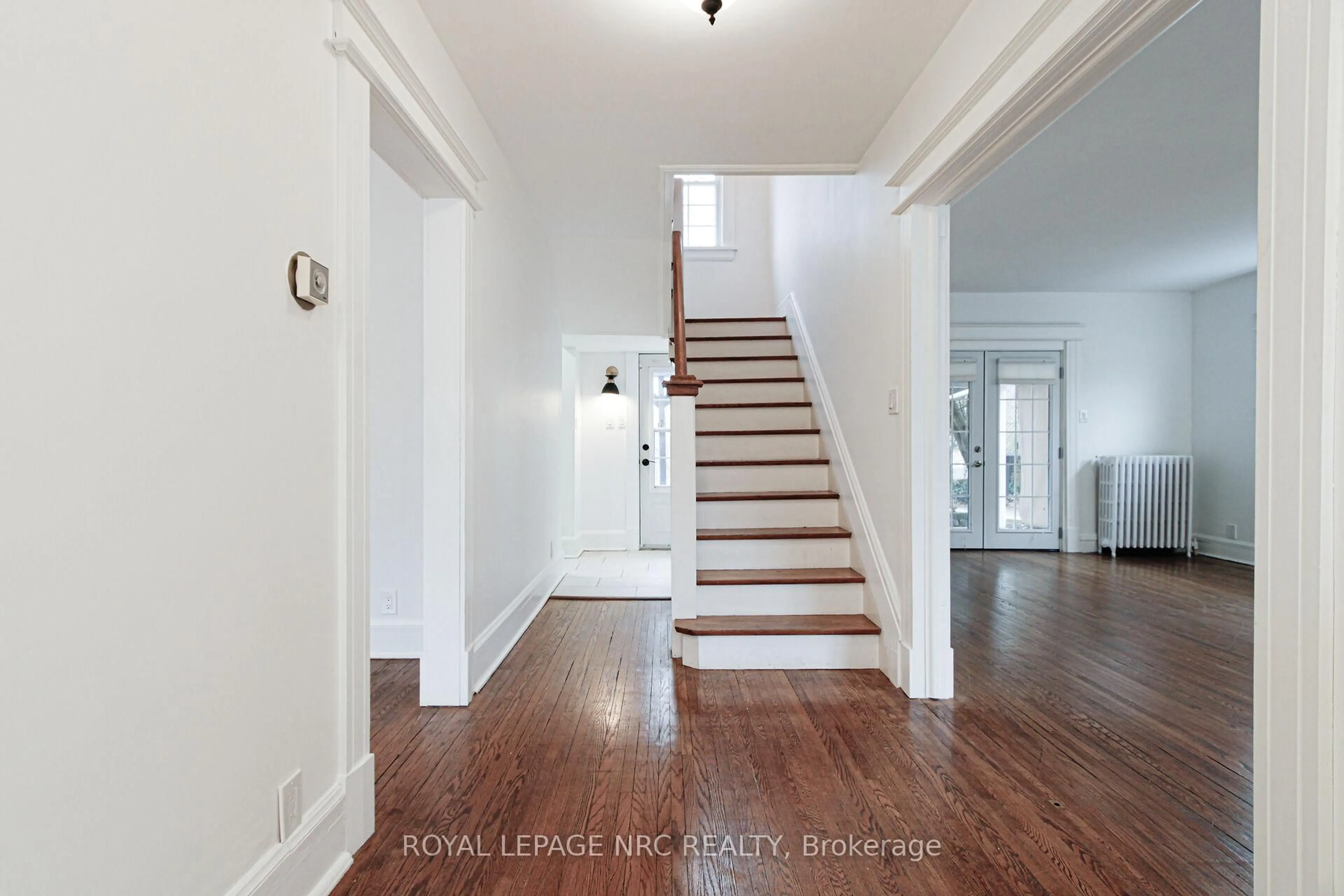 Indoor entryway for 15 South Dr, St. Catharines Ontario L2R 4T9