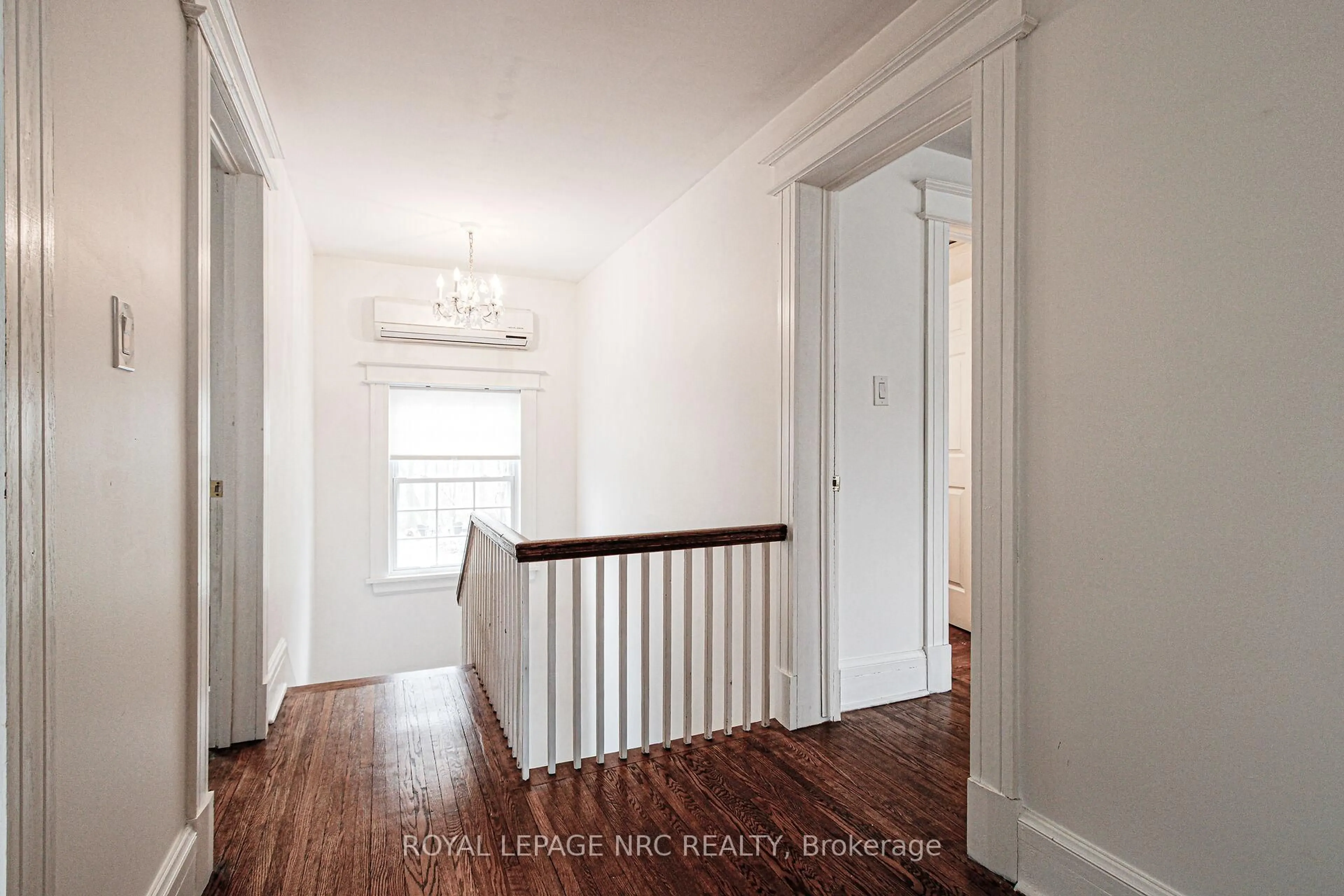 Indoor entryway for 15 South Dr, St. Catharines Ontario L2R 4T9