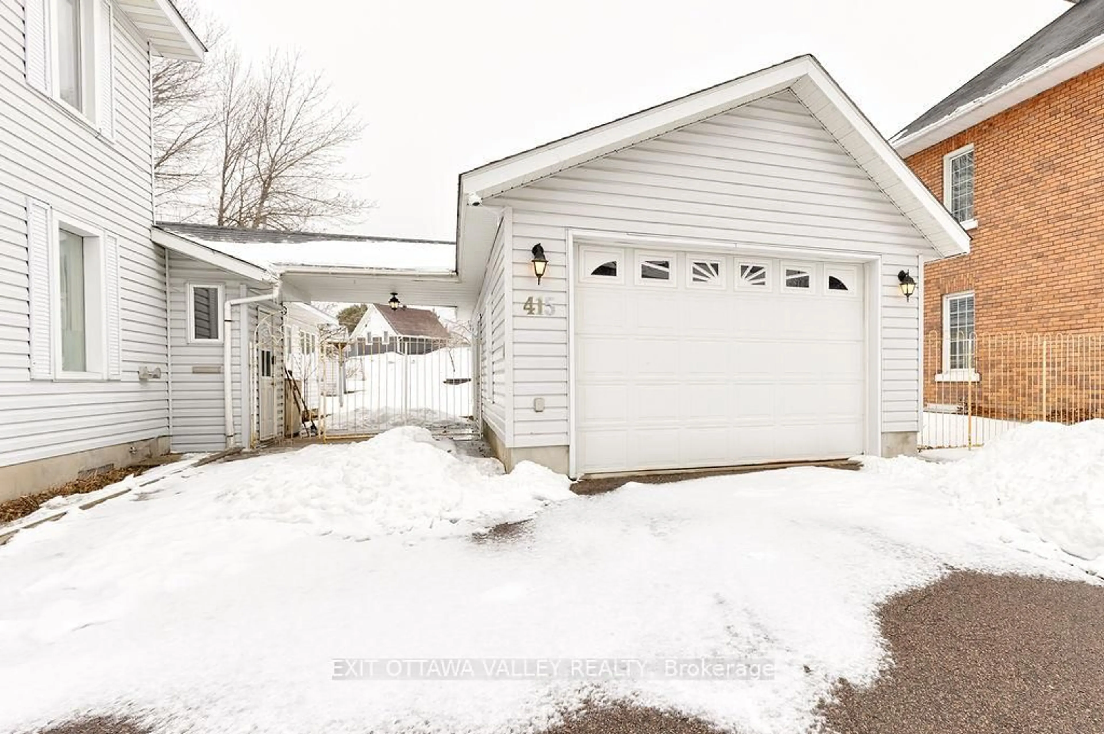 Indoor garage for 415 Trafalgar Rd, Pembroke Ontario K8A 5B3