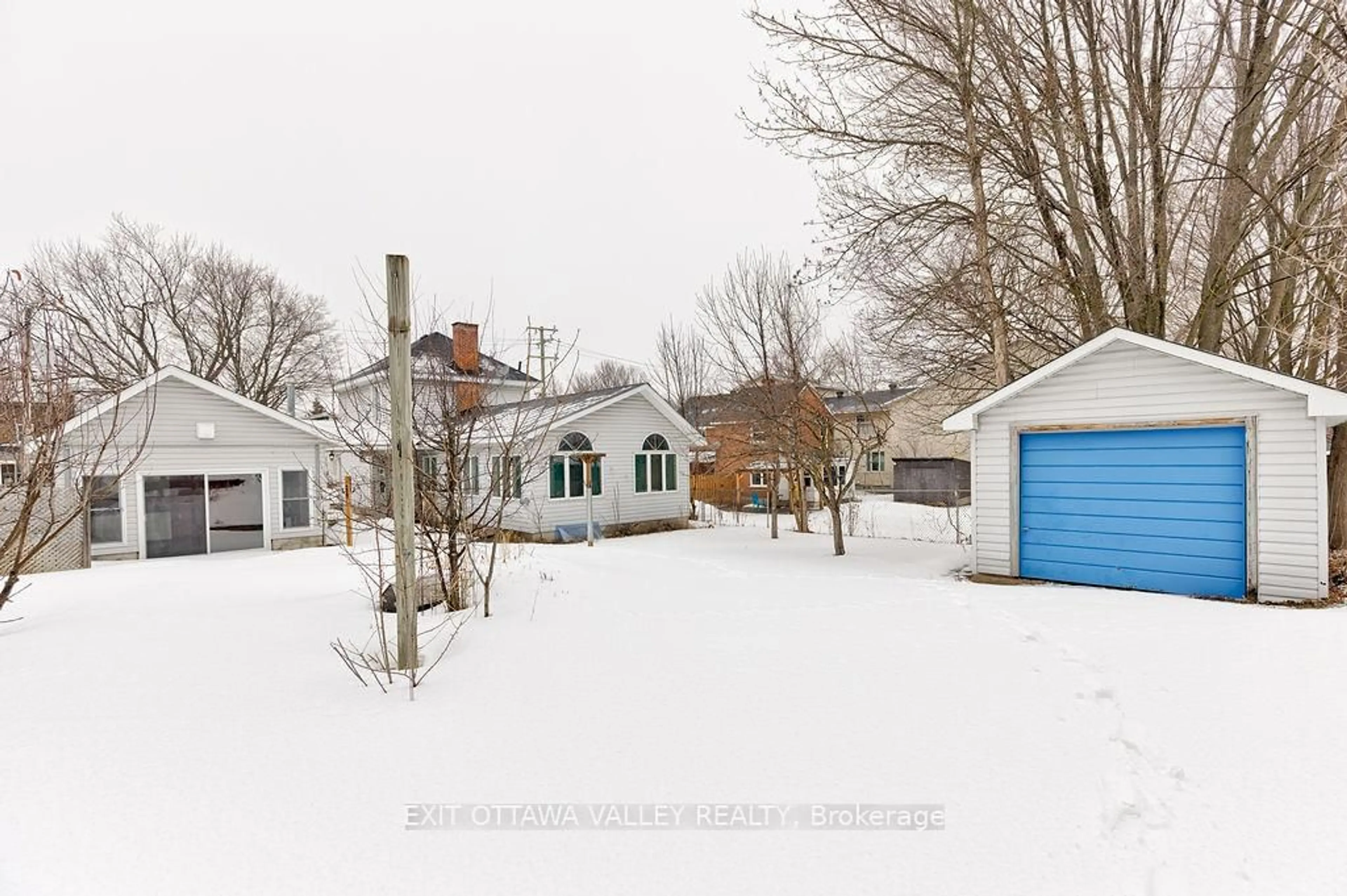 A pic from outside/outdoor area/front of a property/back of a property/a pic from drone, street for 415 Trafalgar Rd, Pembroke Ontario K8A 5B3
