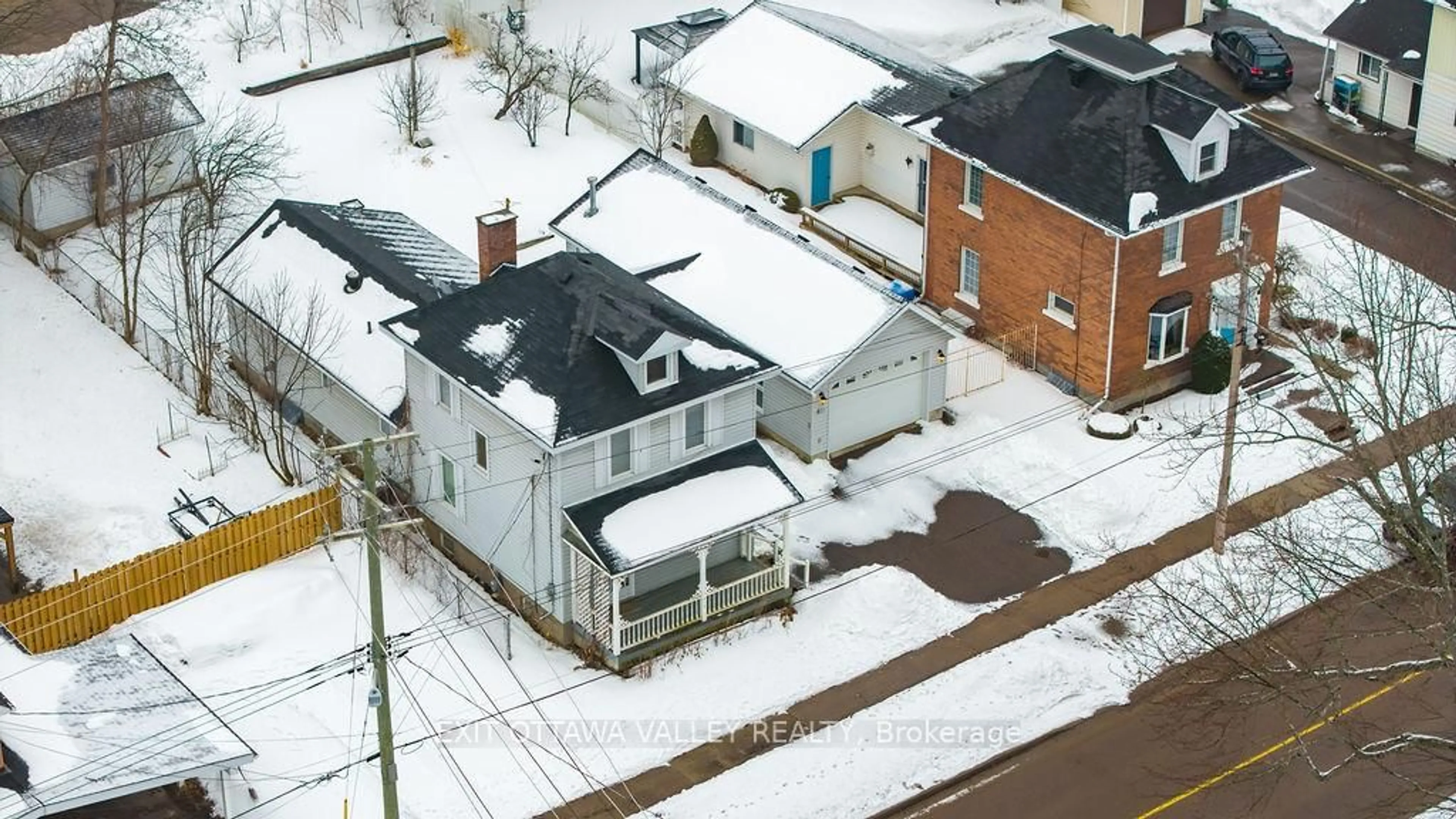 A pic from outside/outdoor area/front of a property/back of a property/a pic from drone, street for 415 Trafalgar Rd, Pembroke Ontario K8A 5B3