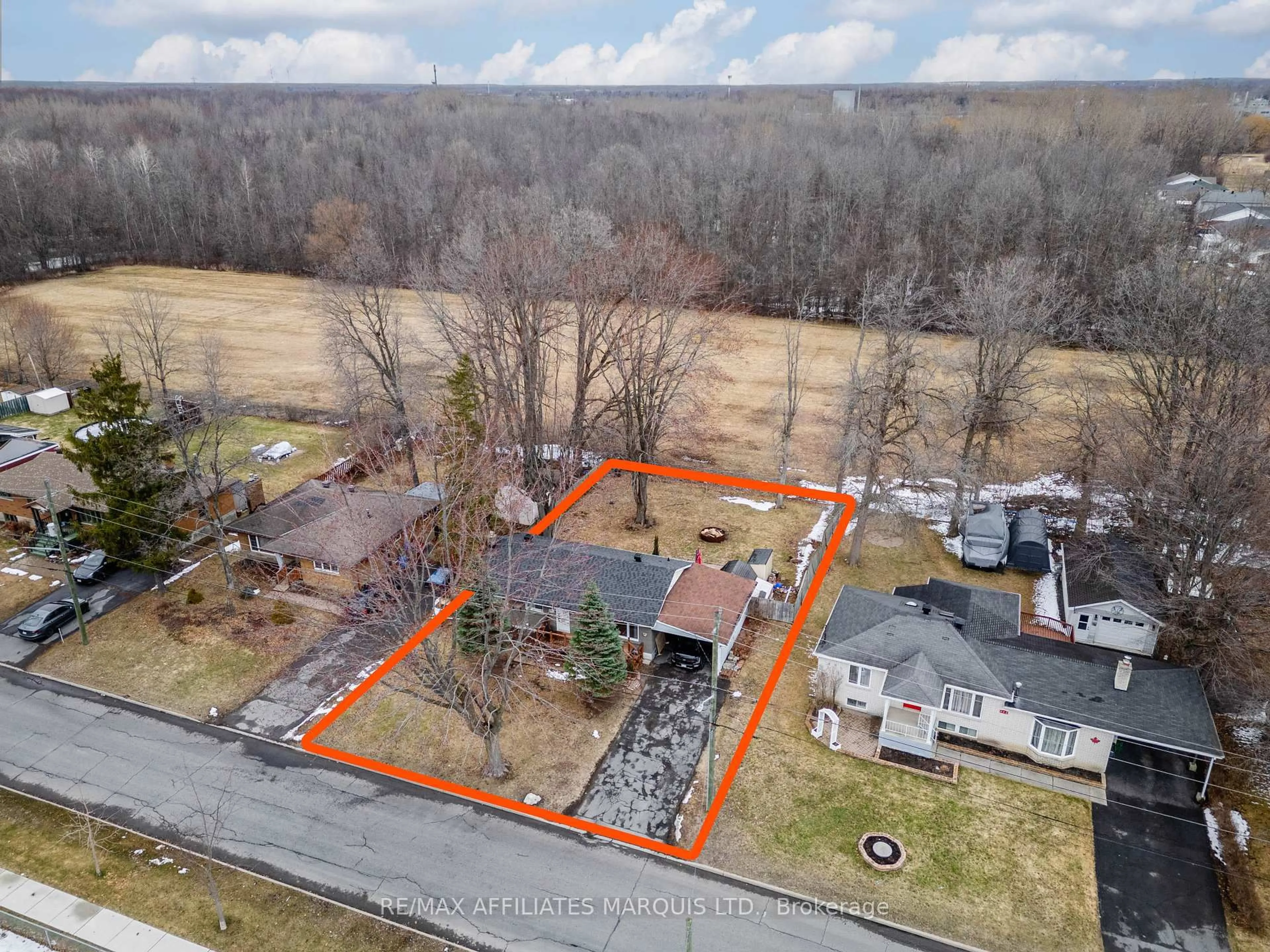 A pic from outside/outdoor area/front of a property/back of a property/a pic from drone, water/lake/river/ocean view for 513 Joyce St, Cornwall Ontario K6J 1Y1