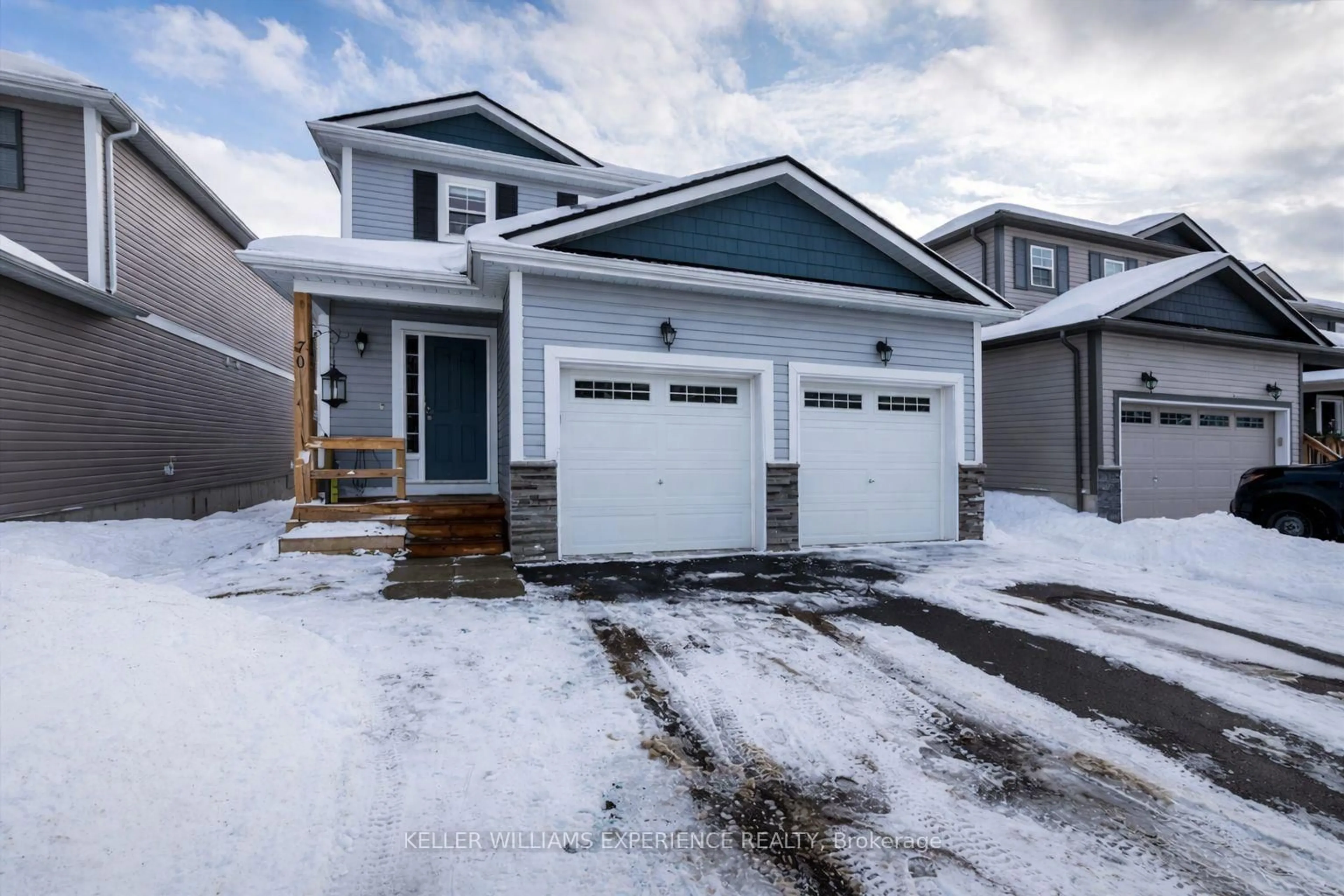 Home with vinyl exterior material, street for 70 FIELDSTREAM Chse, Bracebridge Ontario P1L 0A7