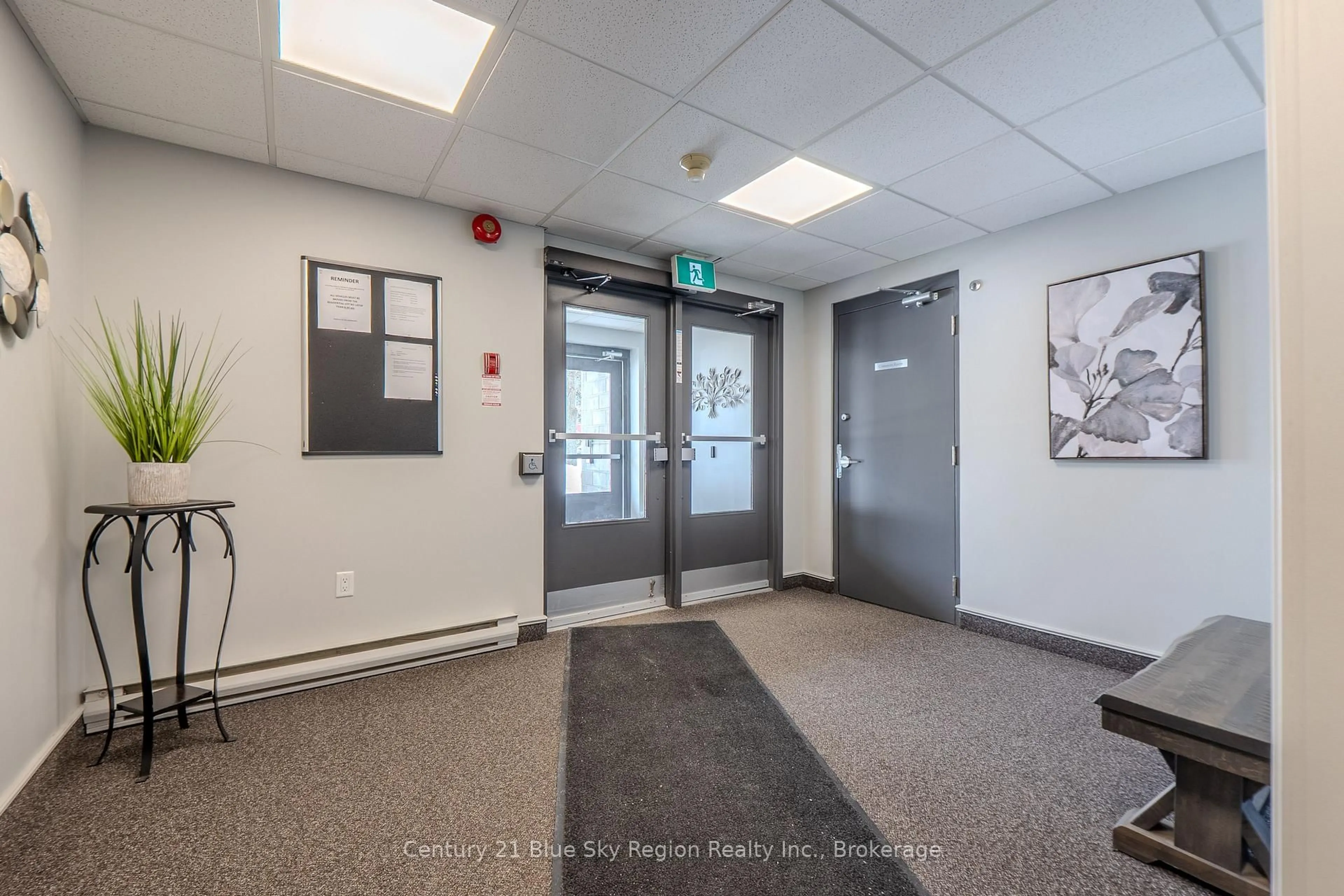Indoor foyer for 955 Stockdale Rd #502, North Bay Ontario P1B 9G3