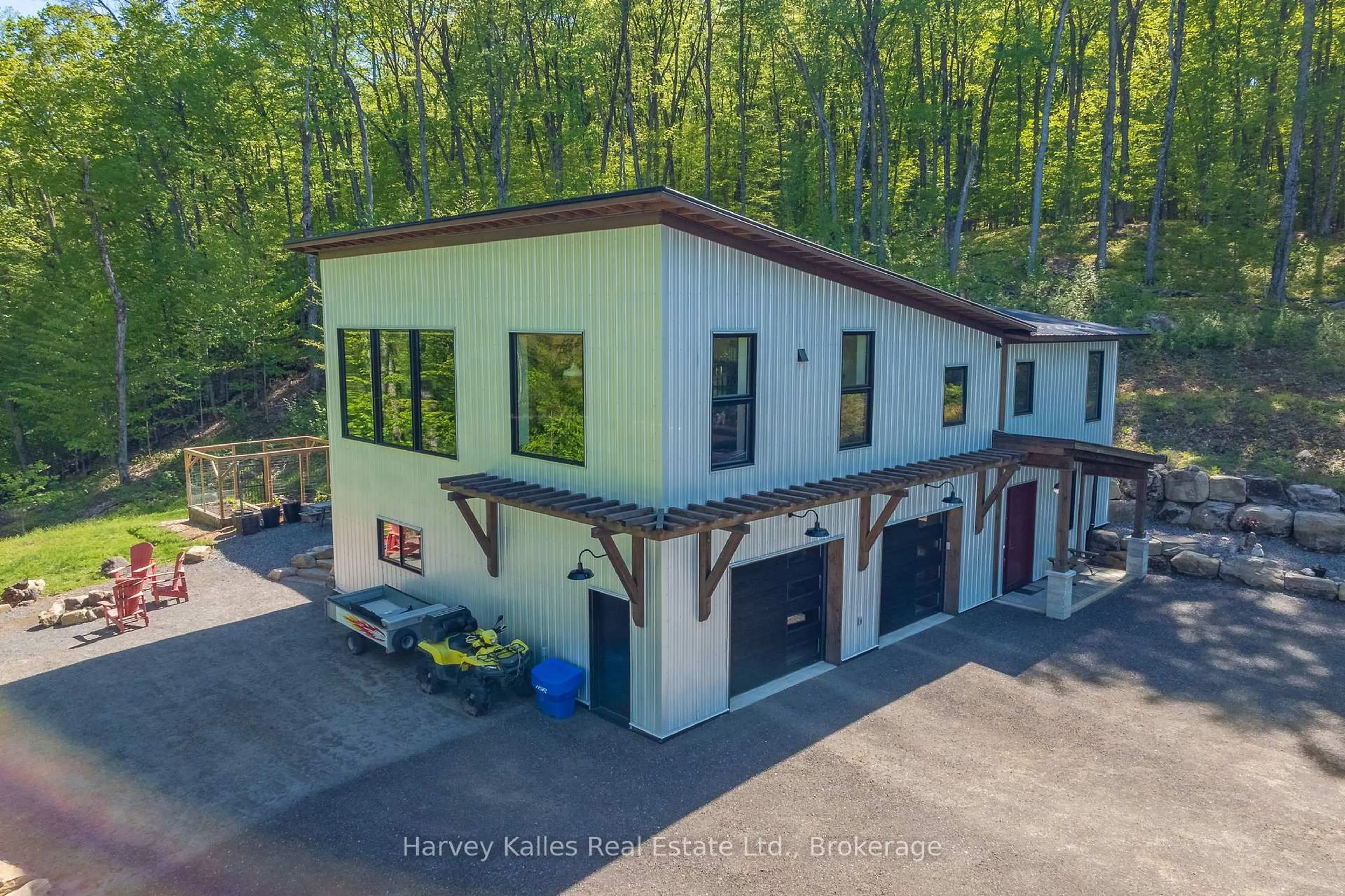 A pic from outside/outdoor area/front of a property/back of a property/a pic from drone, unknown for 25 Natures Way, Huntsville Ontario P1H 0B4