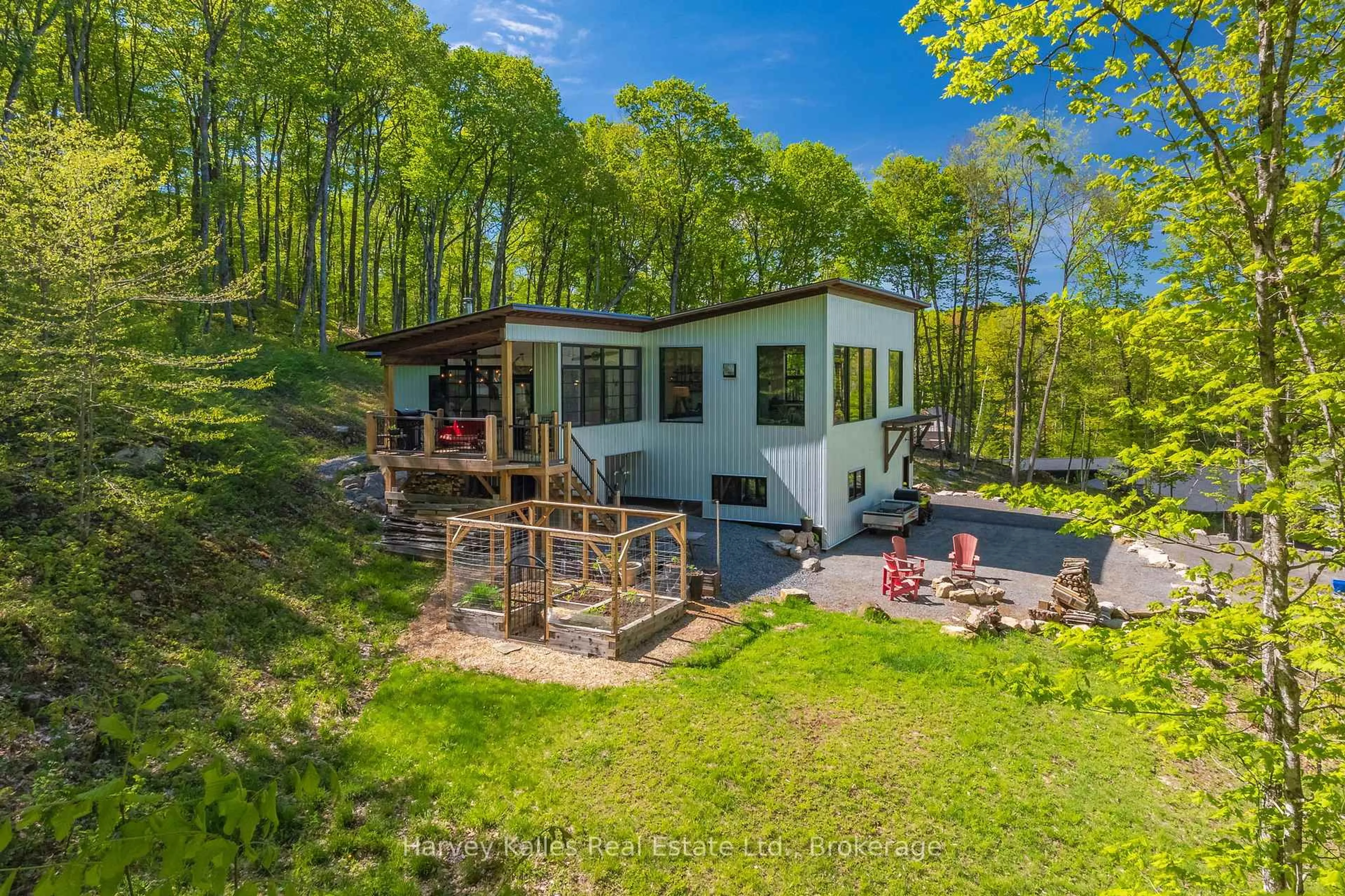 A pic from outside/outdoor area/front of a property/back of a property/a pic from drone, unknown for 25 Natures Way, Huntsville Ontario P1H 0B4