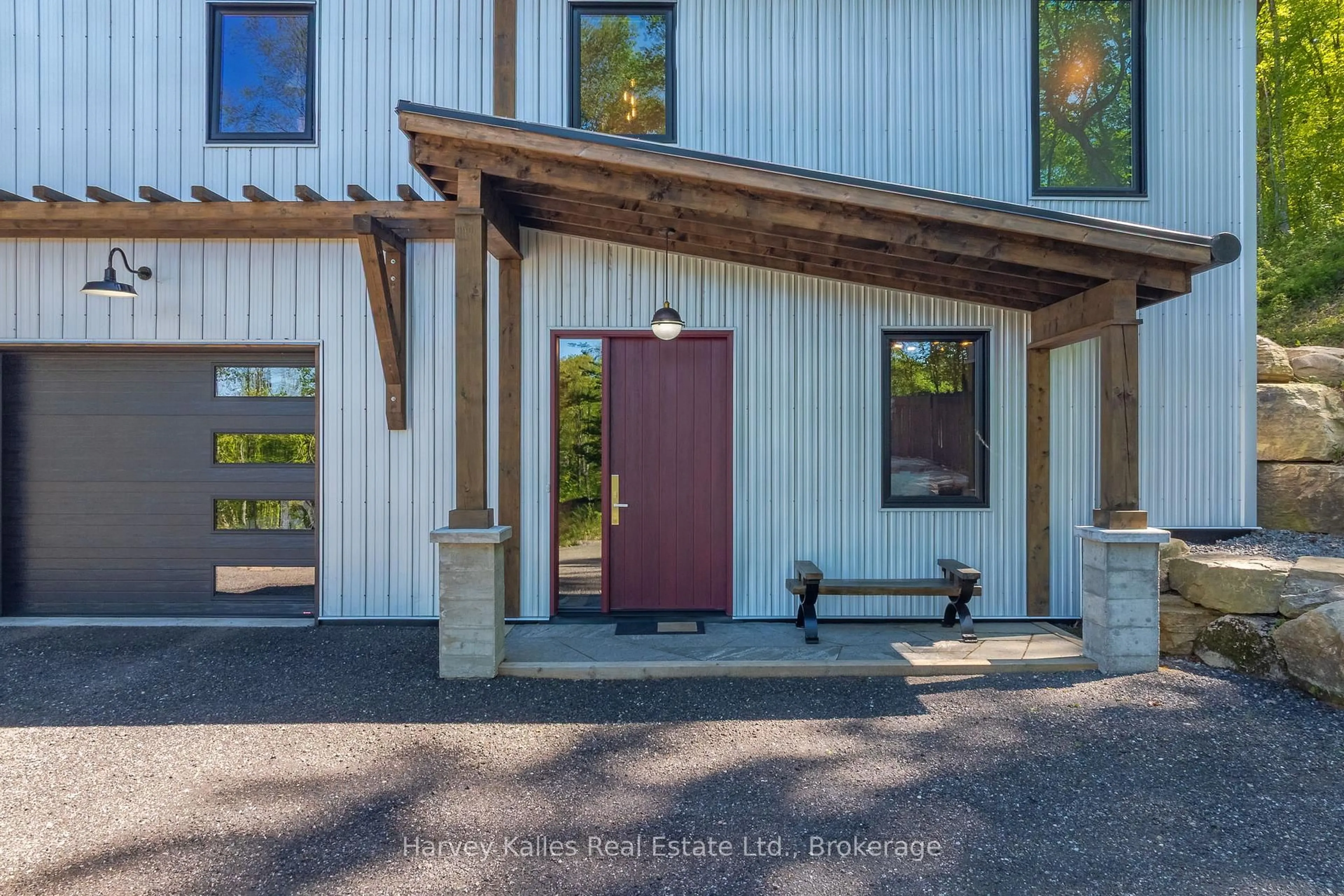 Indoor entryway for 25 Natures Way, Huntsville Ontario P1H 0B4