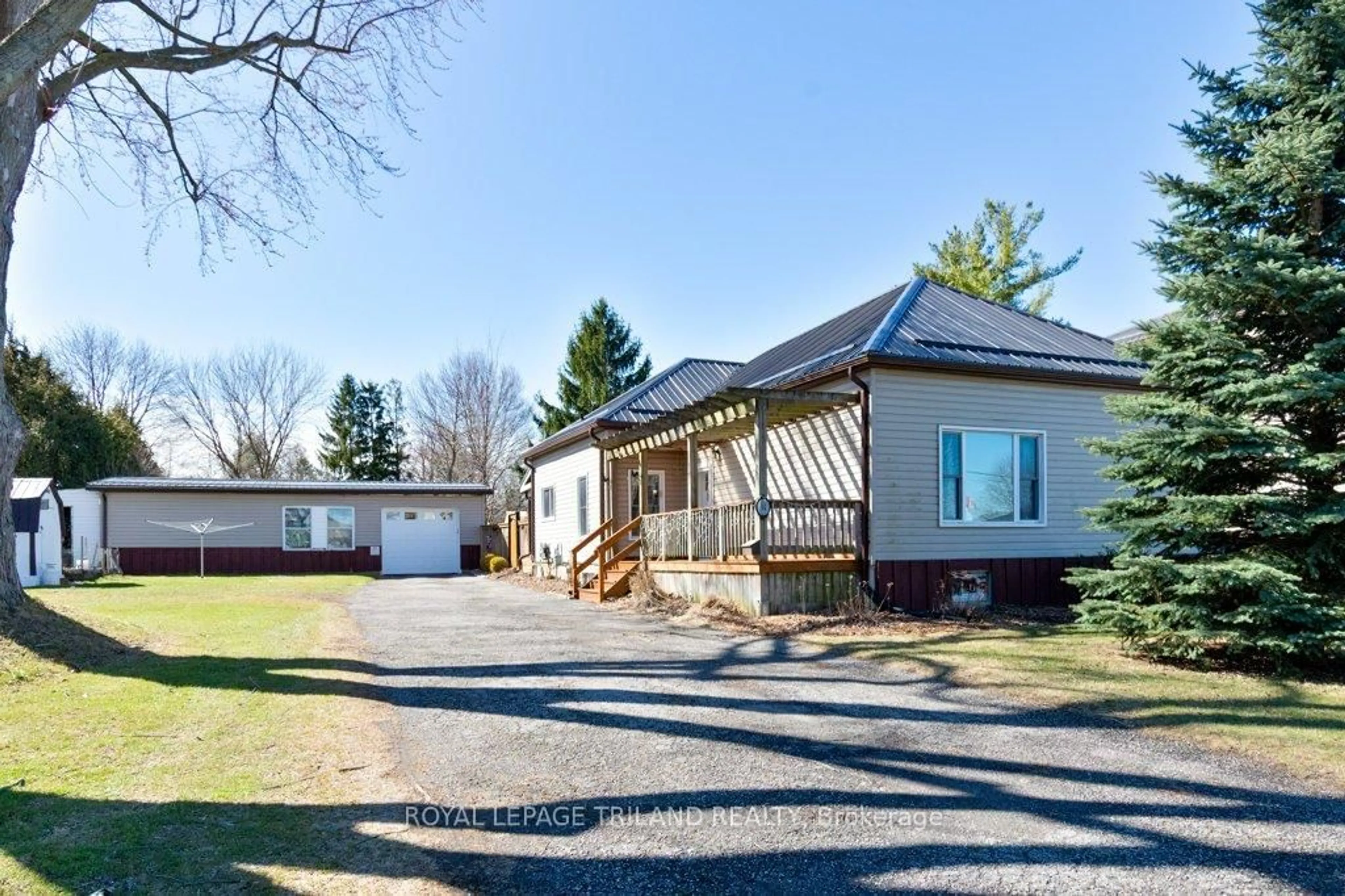 A pic from outside/outdoor area/front of a property/back of a property/a pic from drone, street for 94 Steele St, St. Thomas Ontario N5R 2Y5