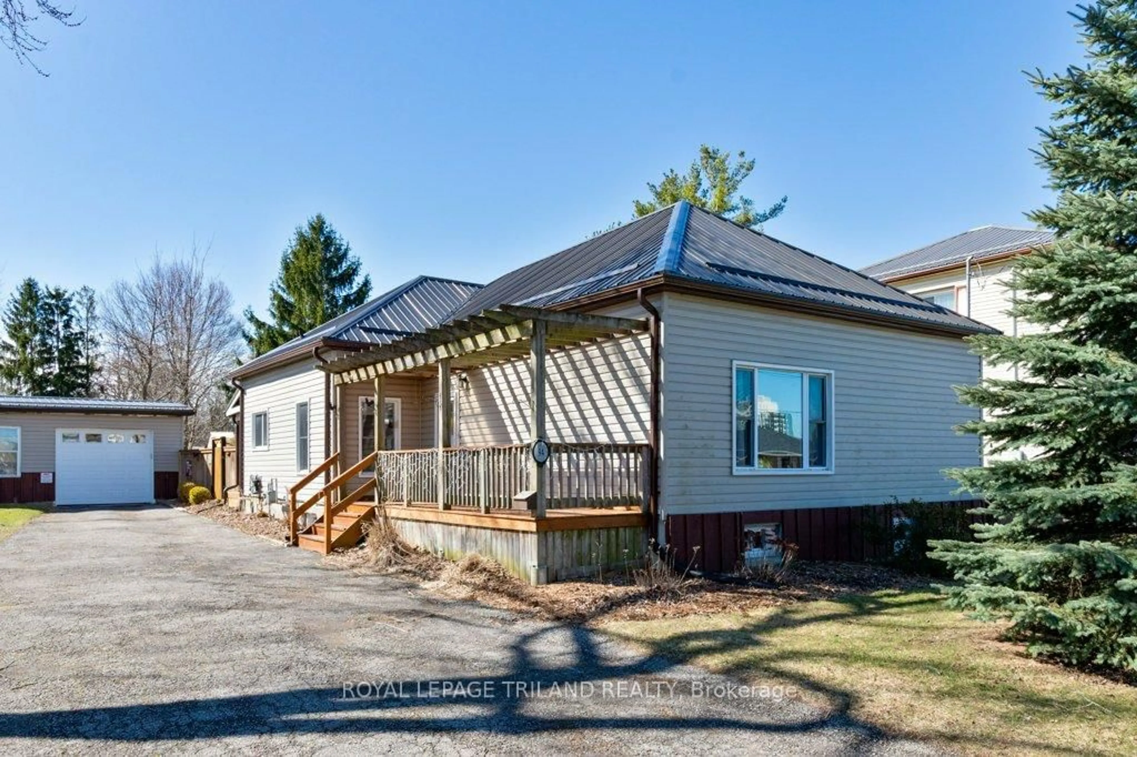 Home with vinyl exterior material, building for 94 Steele St, St. Thomas Ontario N5R 2Y5