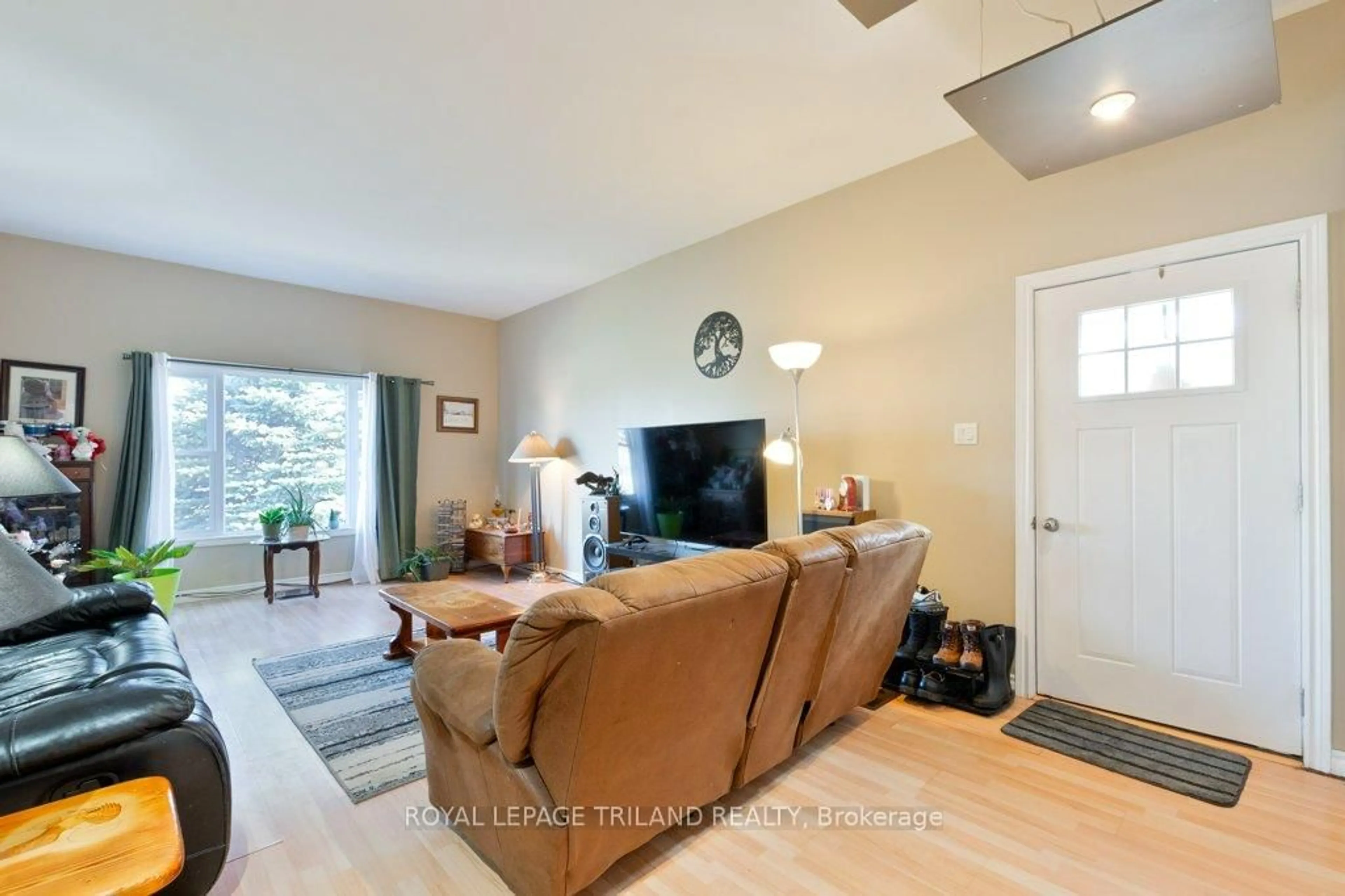 Living room with furniture, unknown for 94 Steele St, St. Thomas Ontario N5R 2Y5