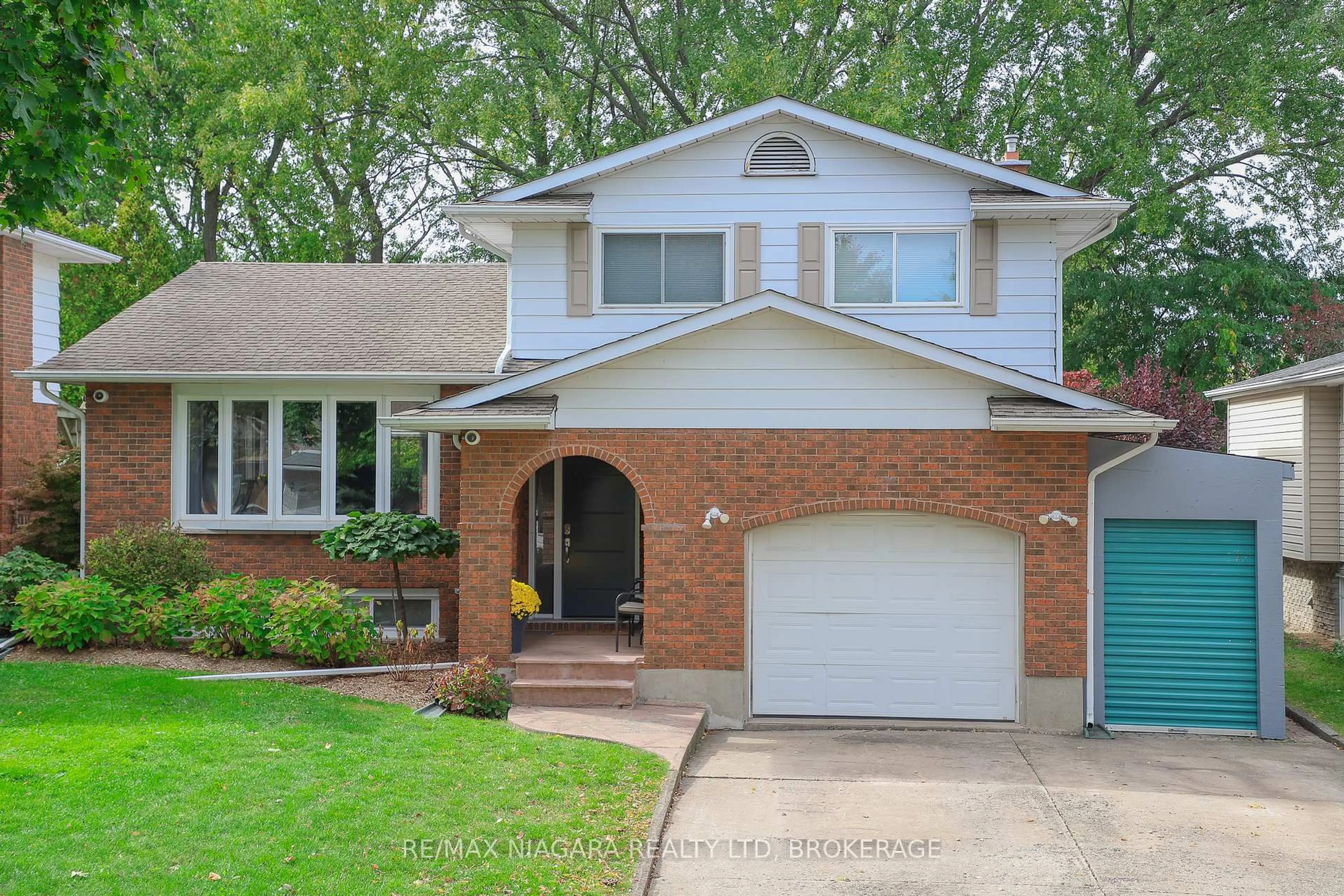 Home with brick exterior material, street for 21 Jessica Dr, St. Catharines Ontario L2M 6V9