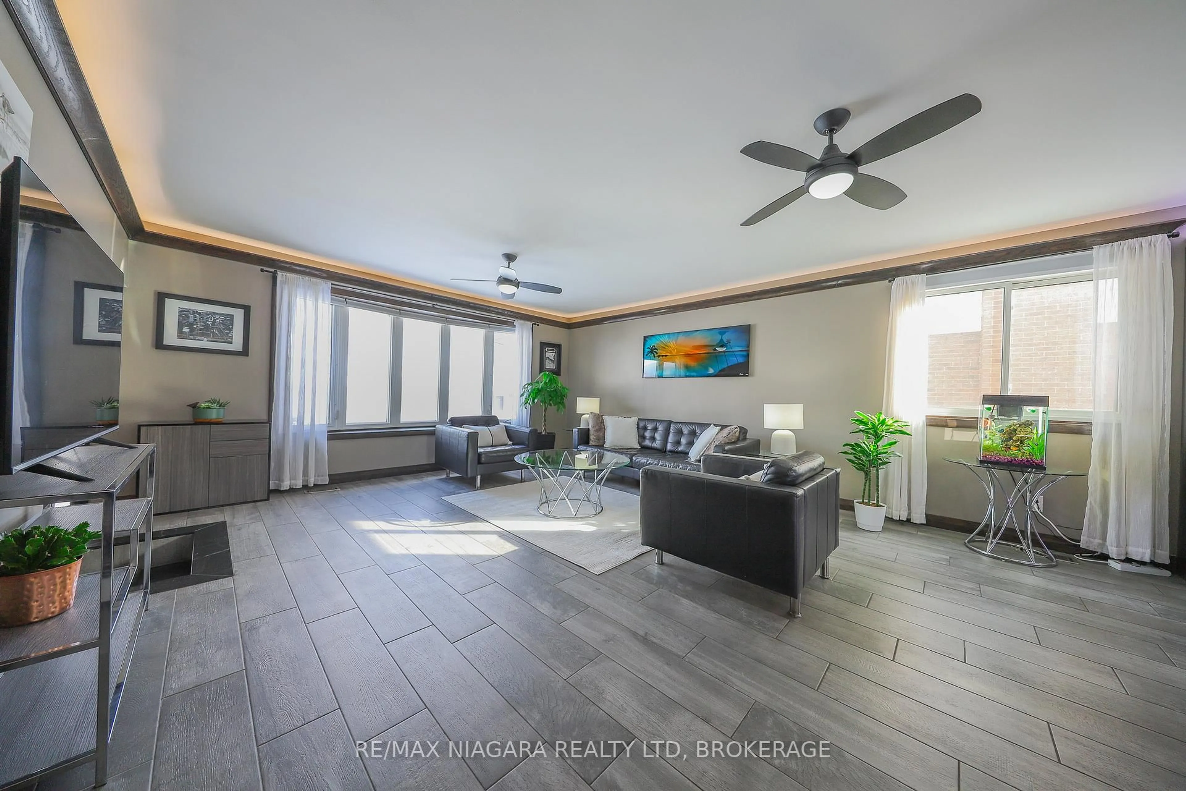 Living room with furniture, ceramic/tile floor for 21 Jessica Dr, St. Catharines Ontario L2M 6V9