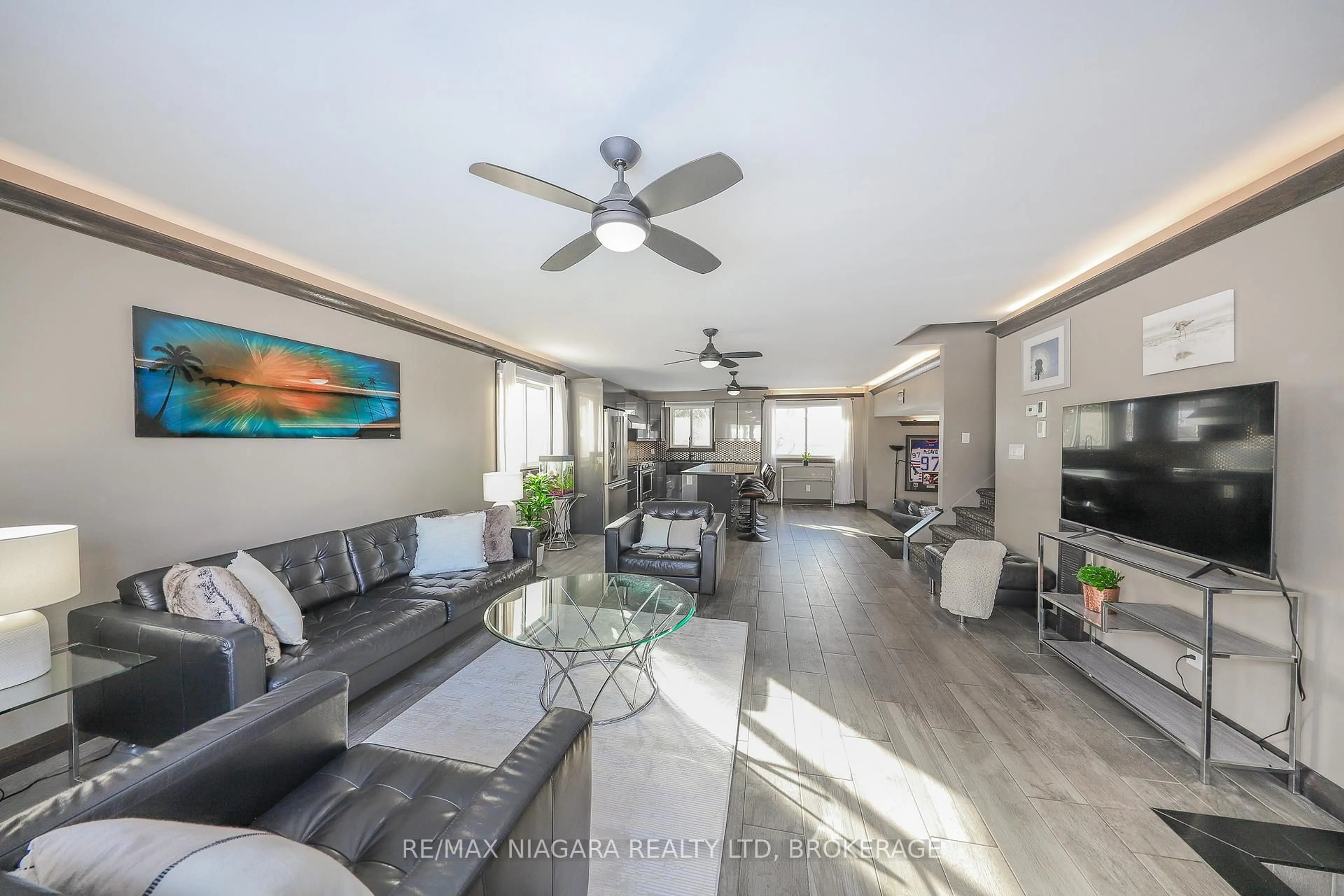 Living room with furniture, unknown for 21 Jessica Dr, St. Catharines Ontario L2M 6V9