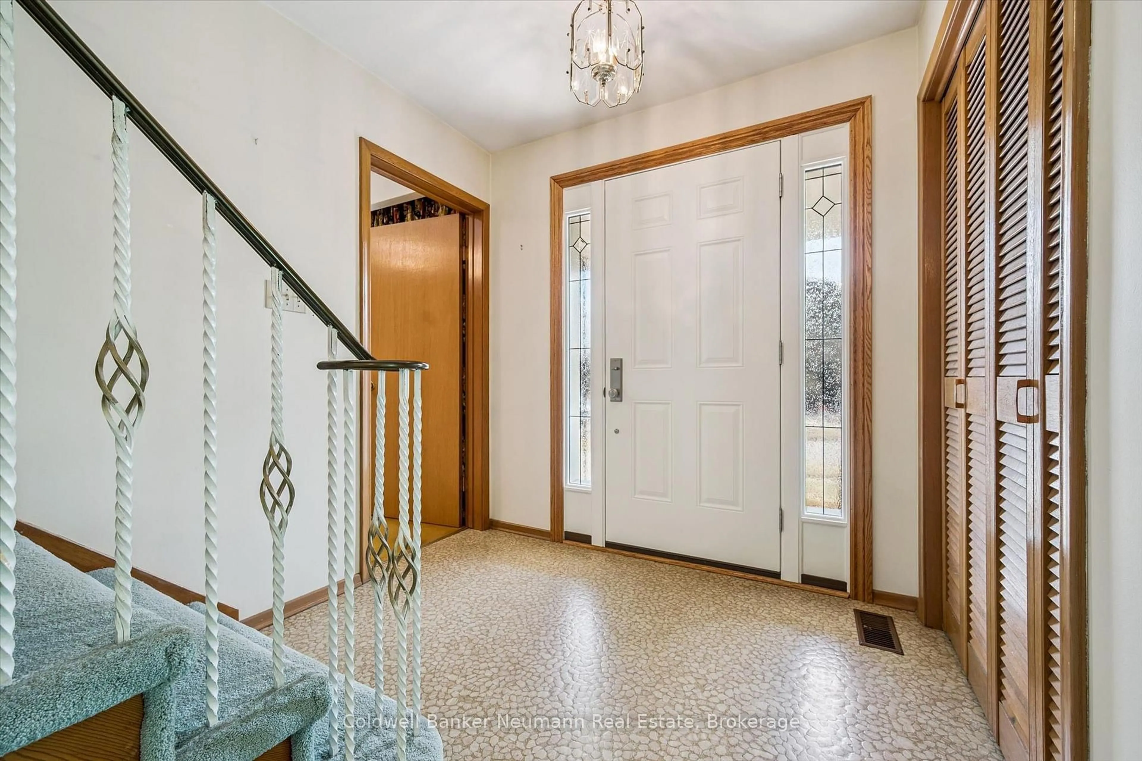 Indoor foyer for 18 Carmine Pl, Guelph Ontario N1E 3V1