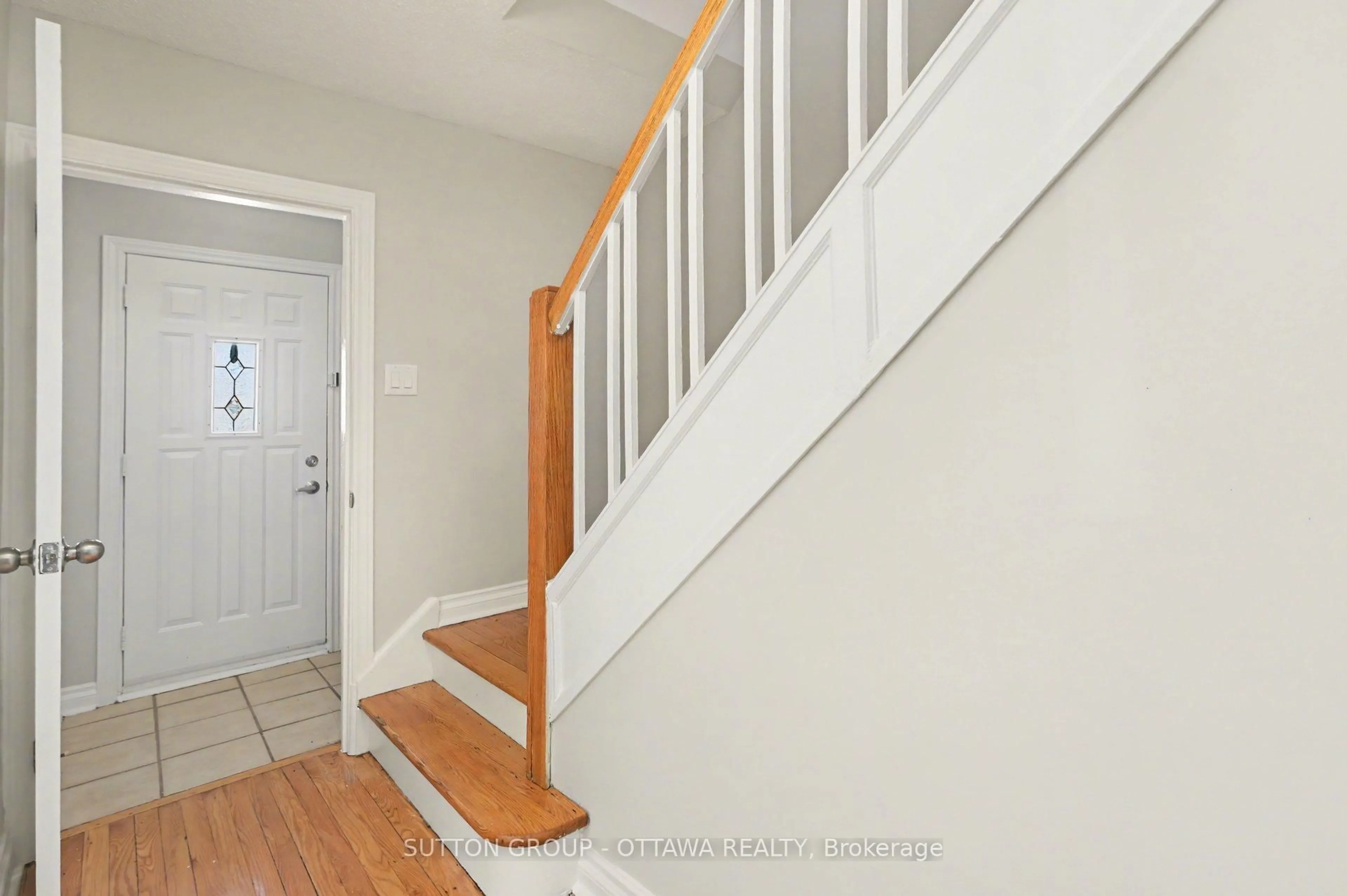 Unknown for 1071 Aldea Ave, Ottawa Ontario K1H 8B8