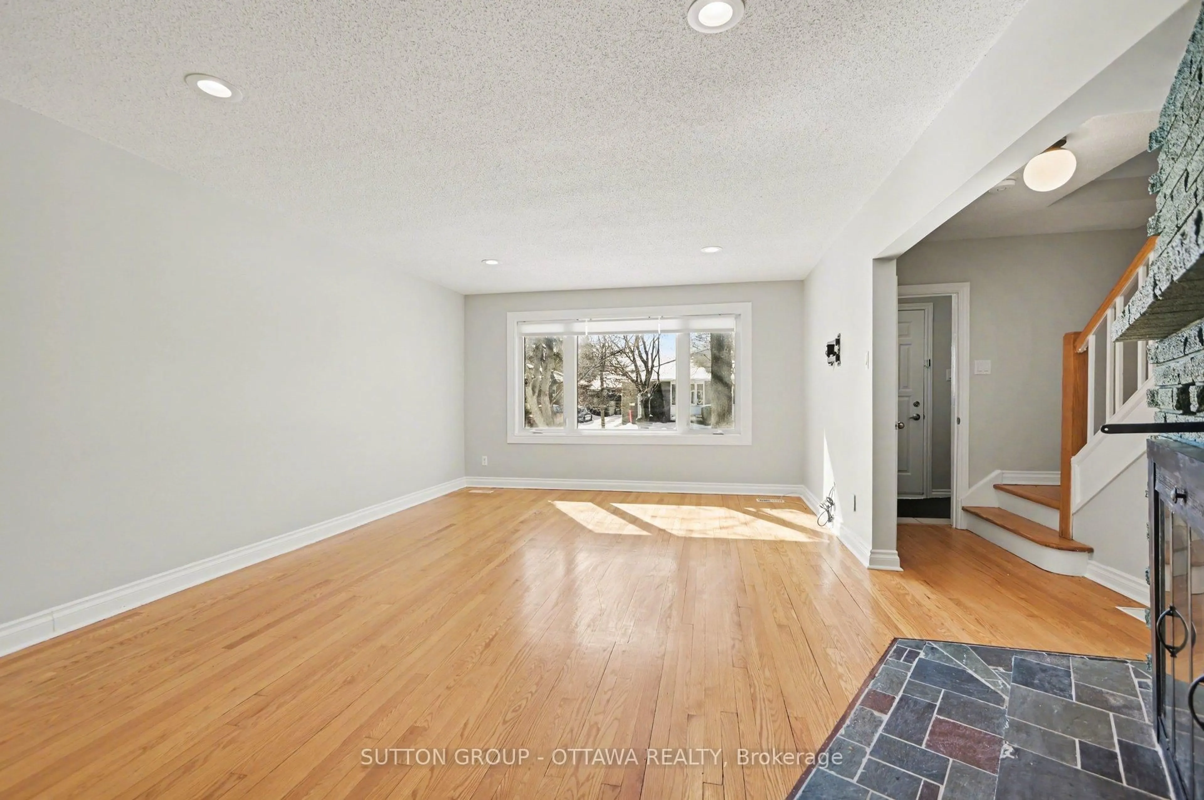 Indoor entryway for 1071 Aldea Ave, Ottawa Ontario K1H 8B8