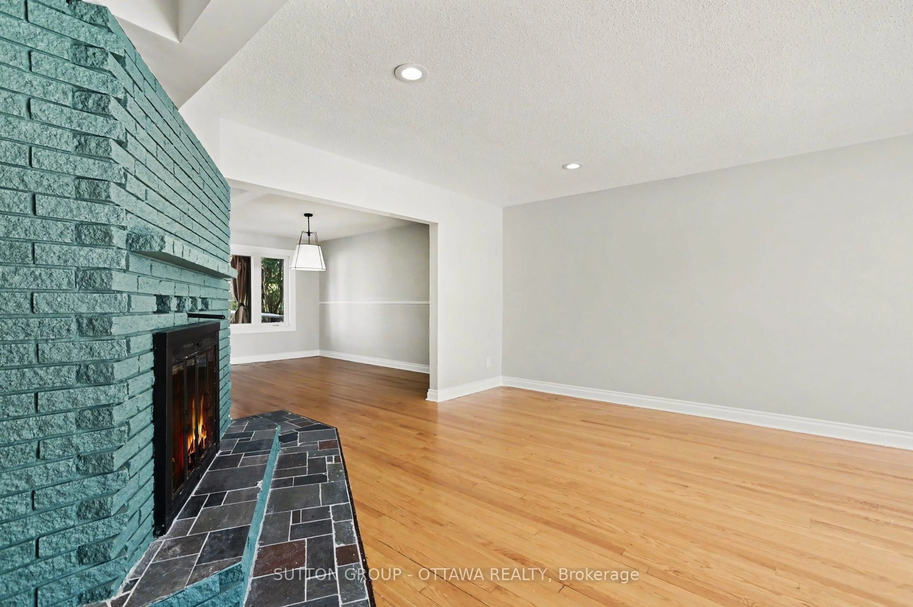 Unknown for 1071 Aldea Ave, Ottawa Ontario K1H 8B8