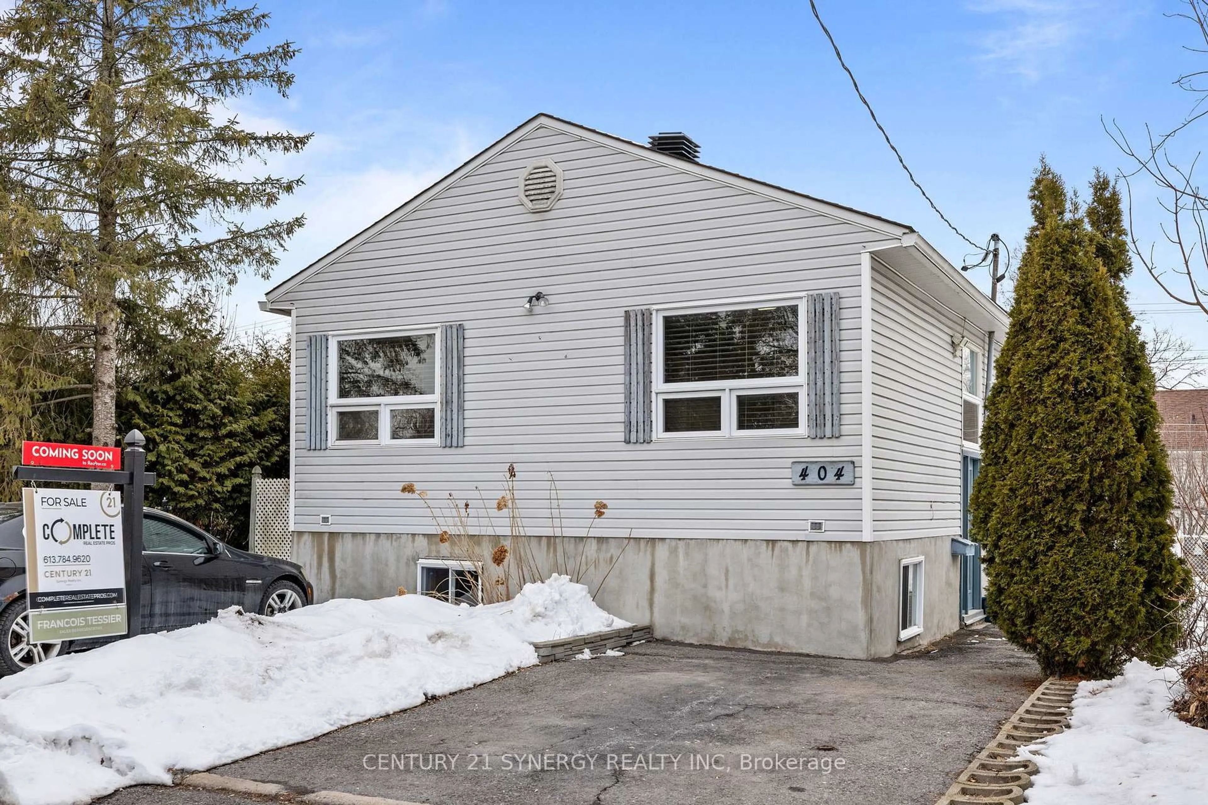 Home with vinyl exterior material, street for 404 Dieppe St, Ottawa Ontario K1L 6V4