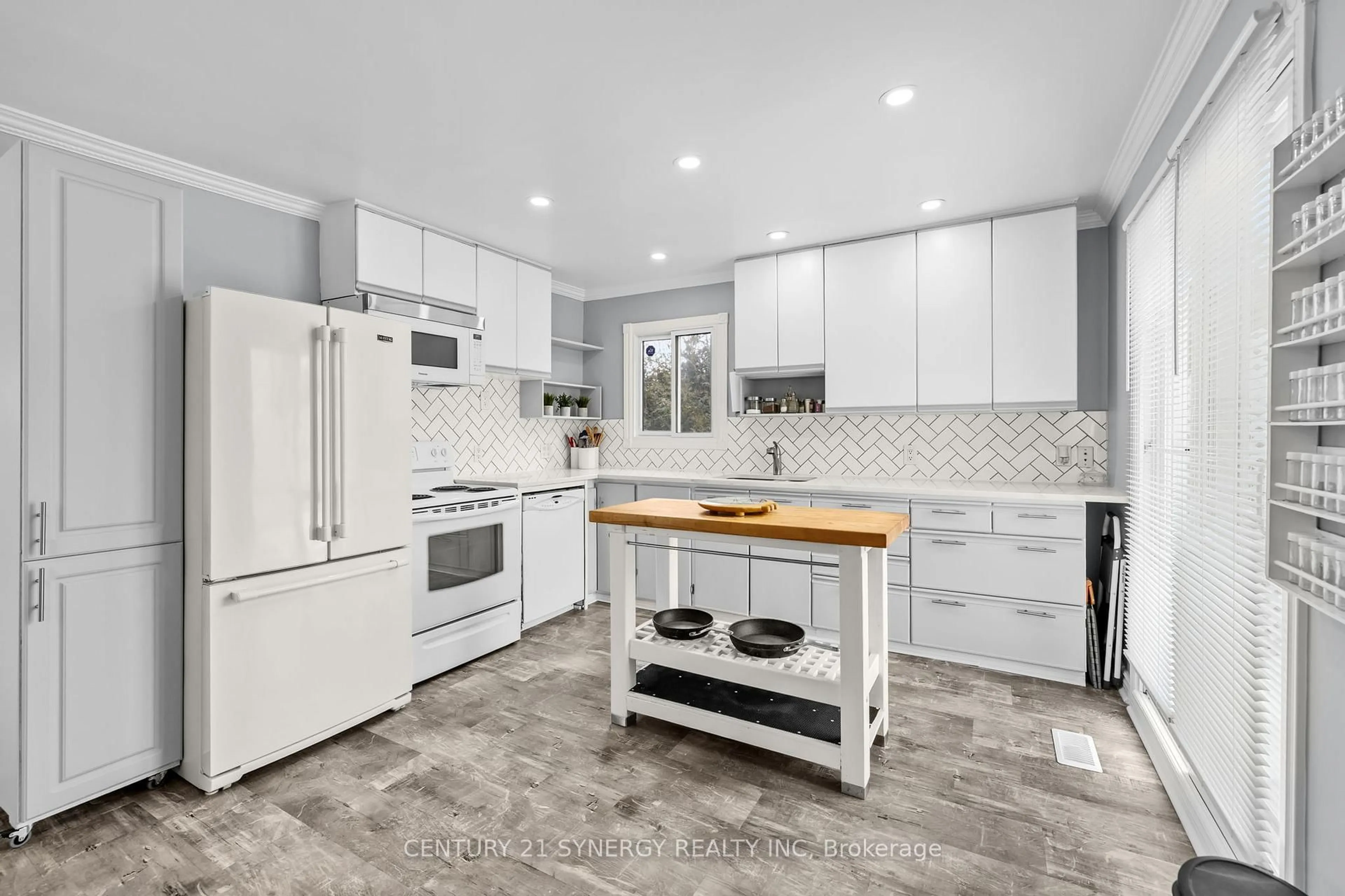 Open concept kitchen, ceramic/tile floor for 404 Dieppe St, Ottawa Ontario K1L 6V4