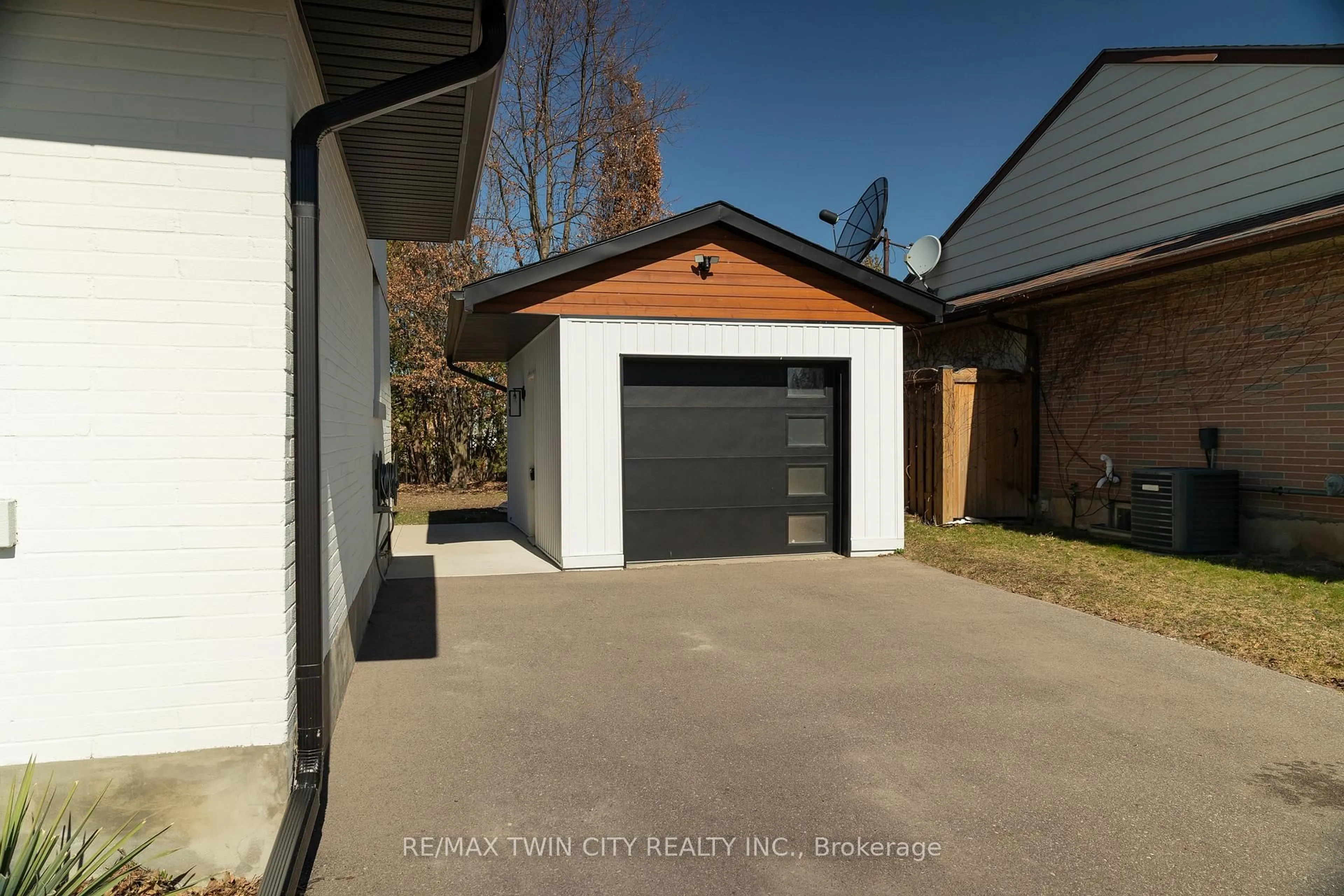 Indoor garage for 40 VARADI Ave, Brantford Ontario N3R 3N3