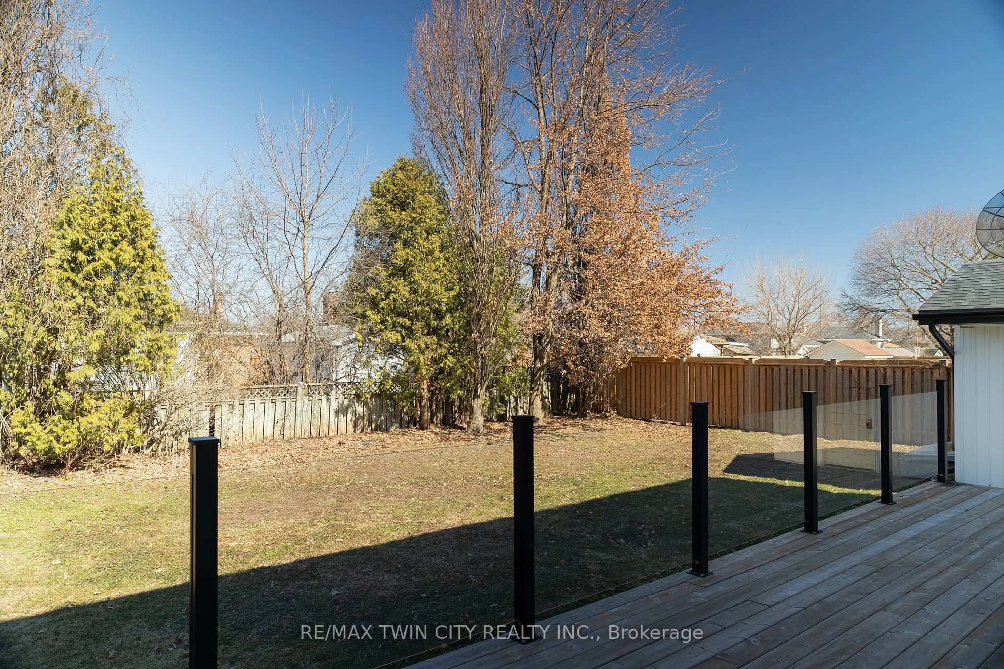 A pic from outside/outdoor area/front of a property/back of a property/a pic from drone, unknown for 40 VARADI Ave, Brantford Ontario N3R 3N3