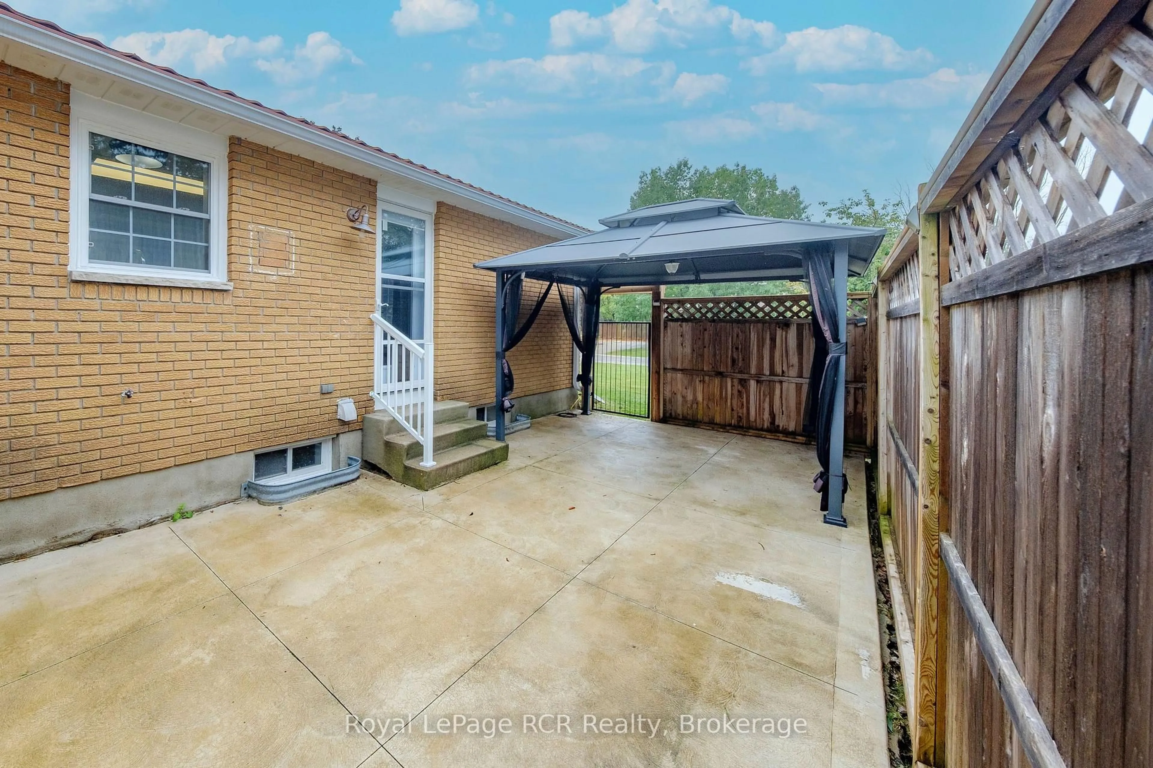 A pic from outside/outdoor area/front of a property/back of a property/a pic from drone, street for 427 Highland Dr, Kincardine Ontario N2Z 1X4