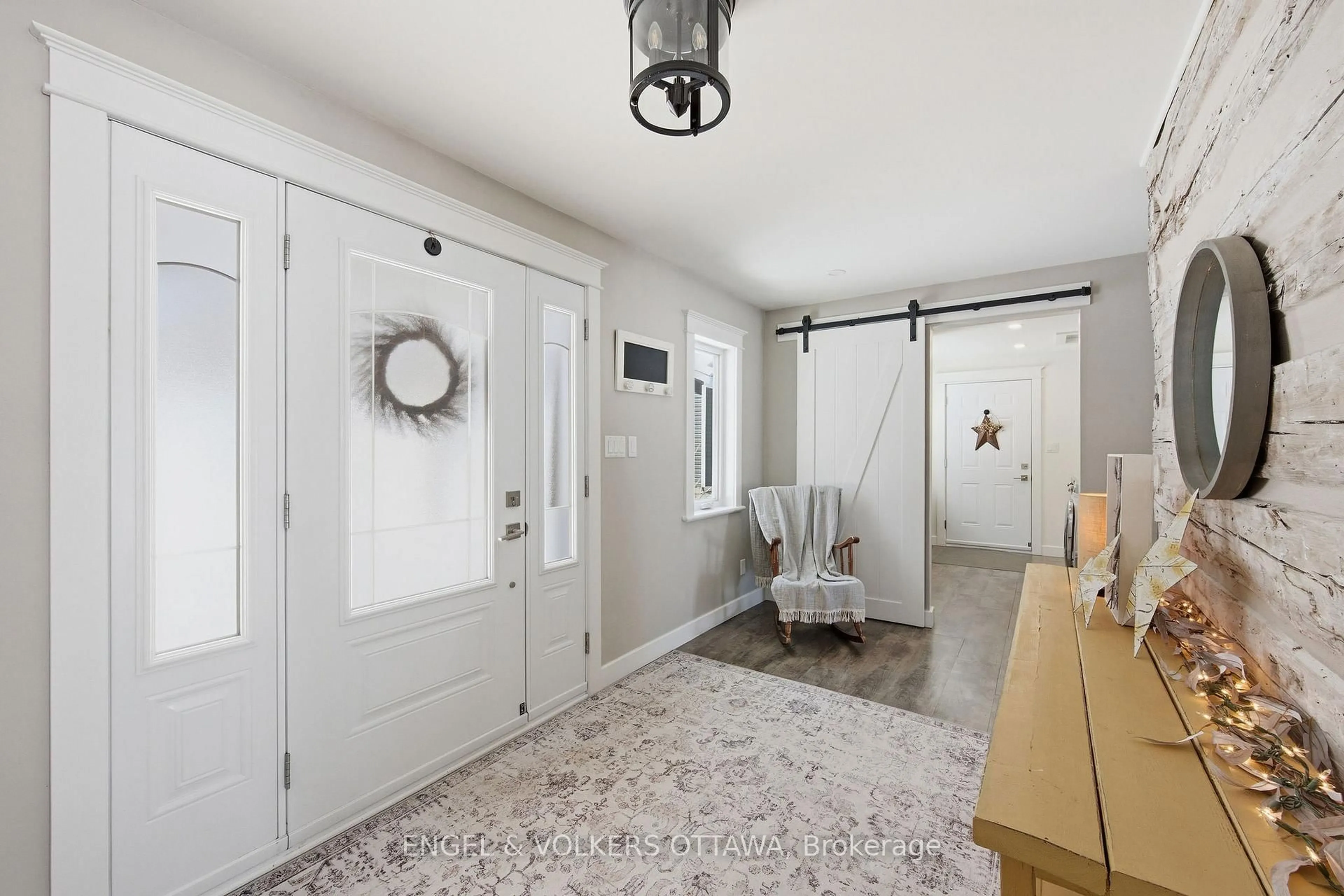 Indoor entryway for 106 Whites Beach Tr, Westmeath Ontario K0J 2L0