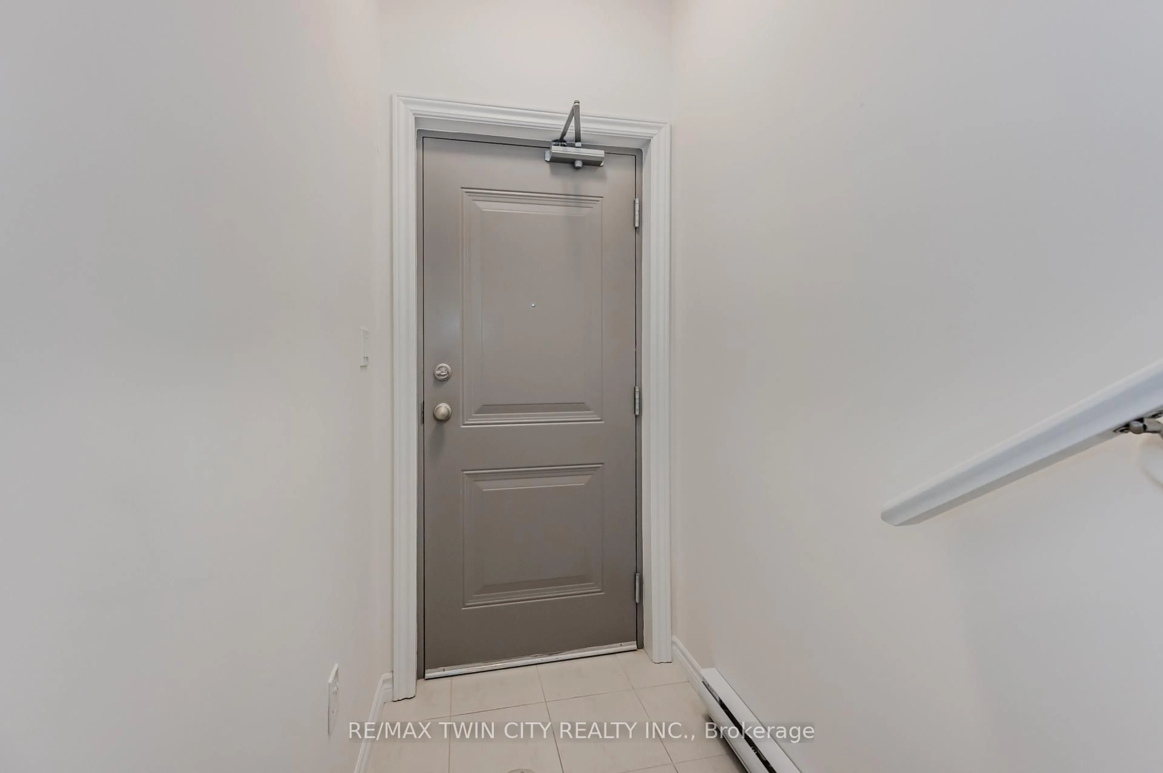 Indoor entryway for 6 Lomond Lane, Kitchener Ontario N2R 0R4
