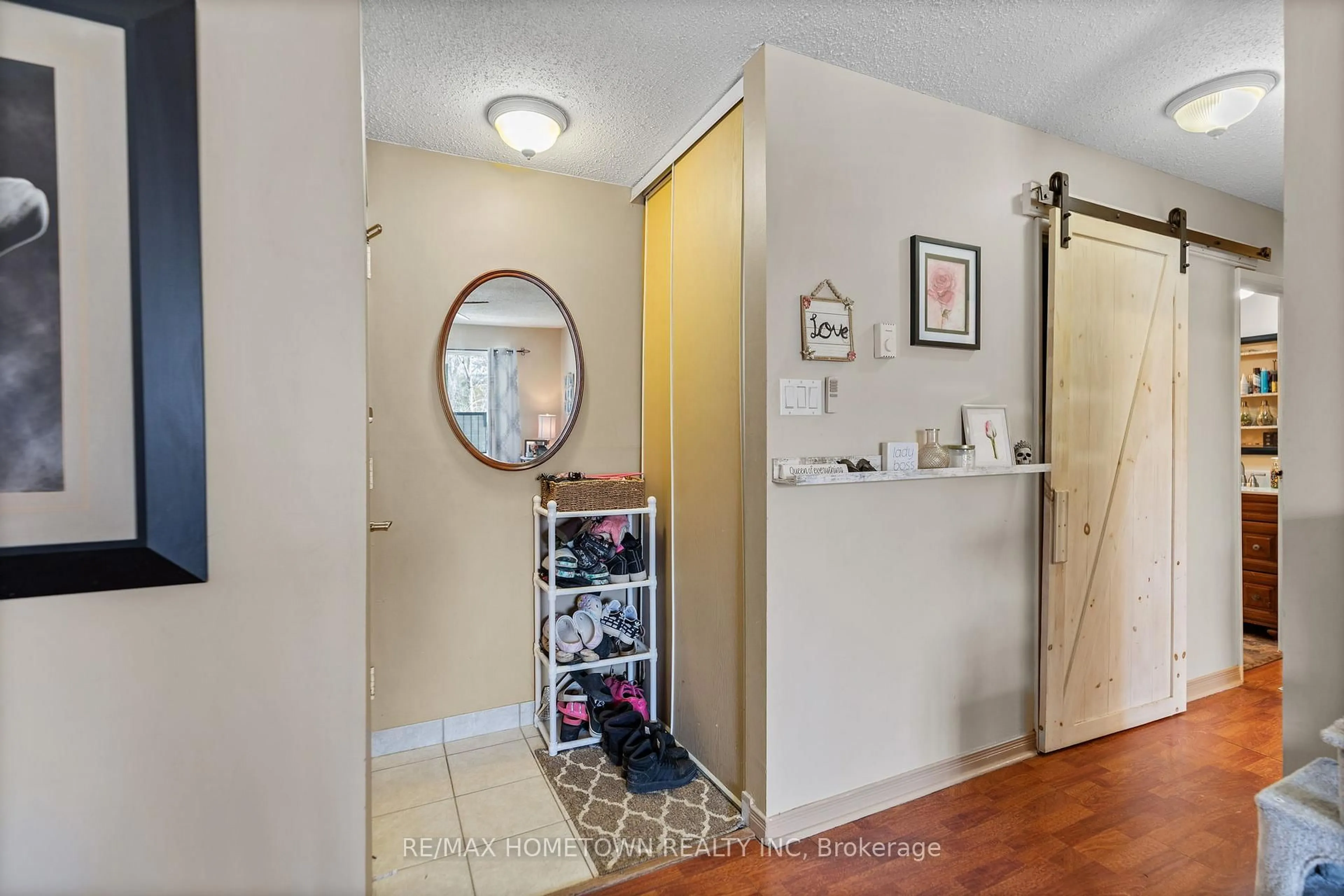 Indoor entryway for 323 Main St #202, Merrickville-Wolford Ontario K0G 1N0