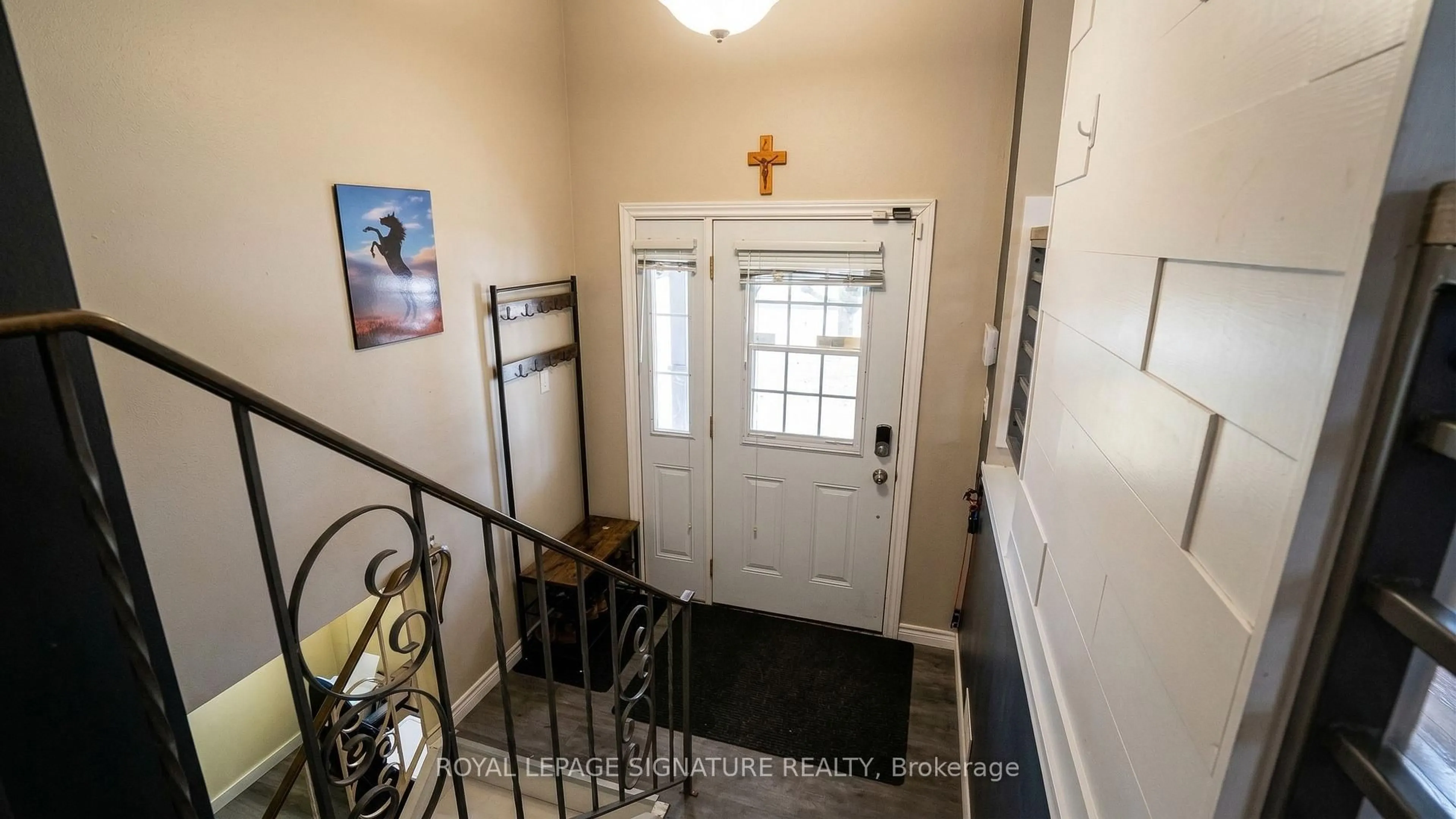 Indoor entryway for 15 Douglas Ave, Norfolk Ontario N3Y 4Z1