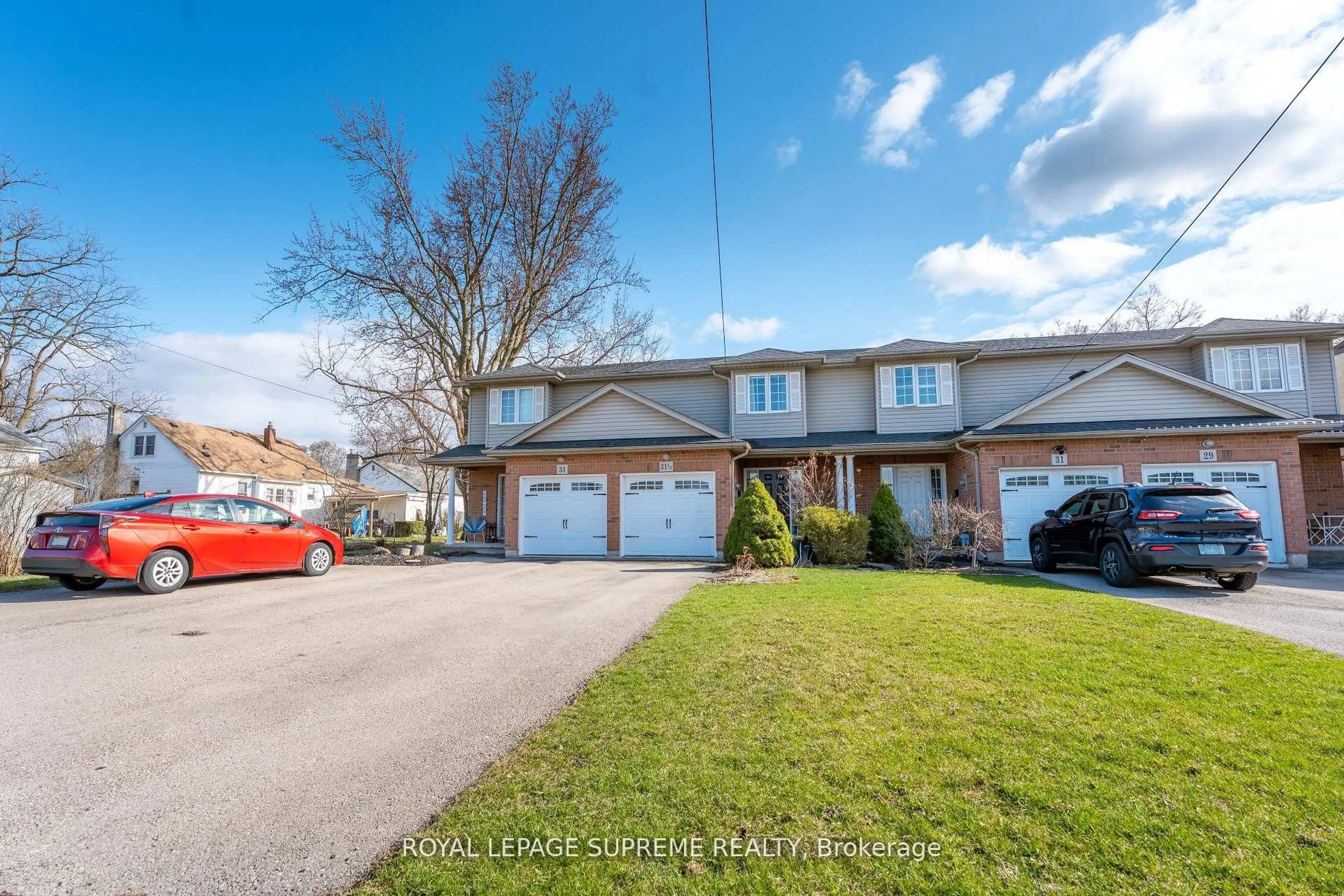 A pic from outside/outdoor area/front of a property/back of a property/a pic from drone, street for 31 1/2 Thorold Rd, Welland Ontario L3C 3T3