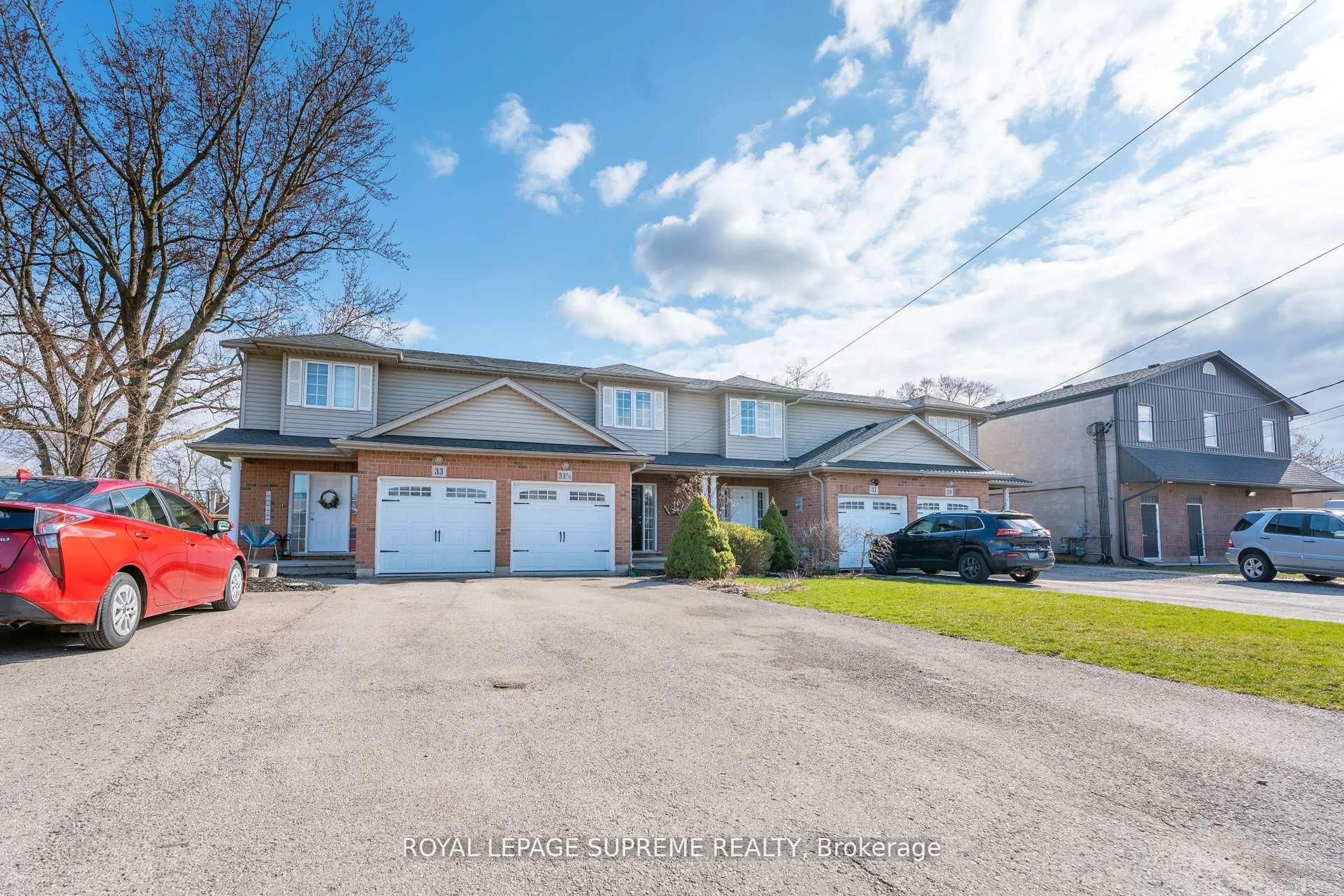 A pic from outside/outdoor area/front of a property/back of a property/a pic from drone, street for 31 1/2 Thorold Rd, Welland Ontario L3C 3T3